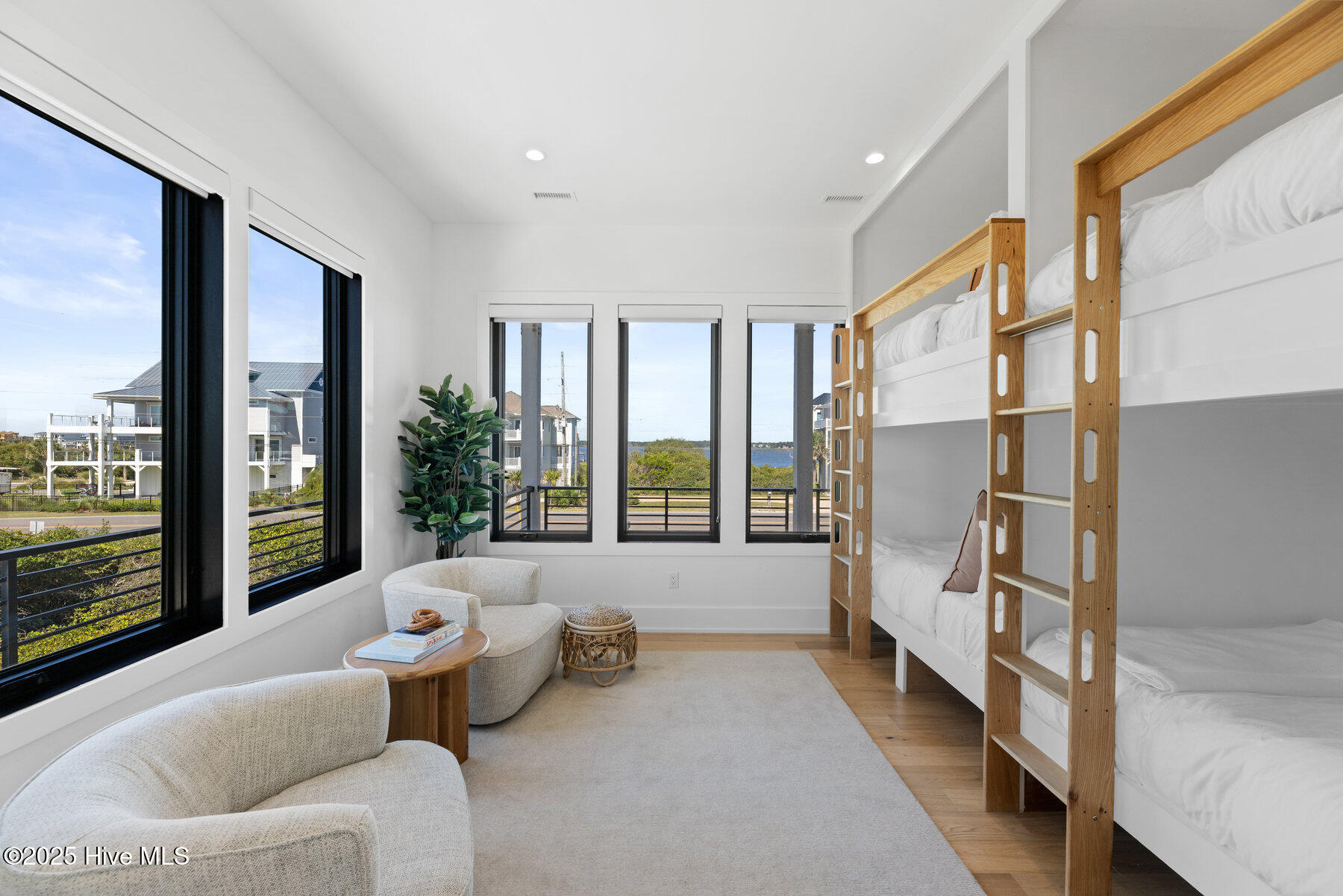 100535055 | Photo 30