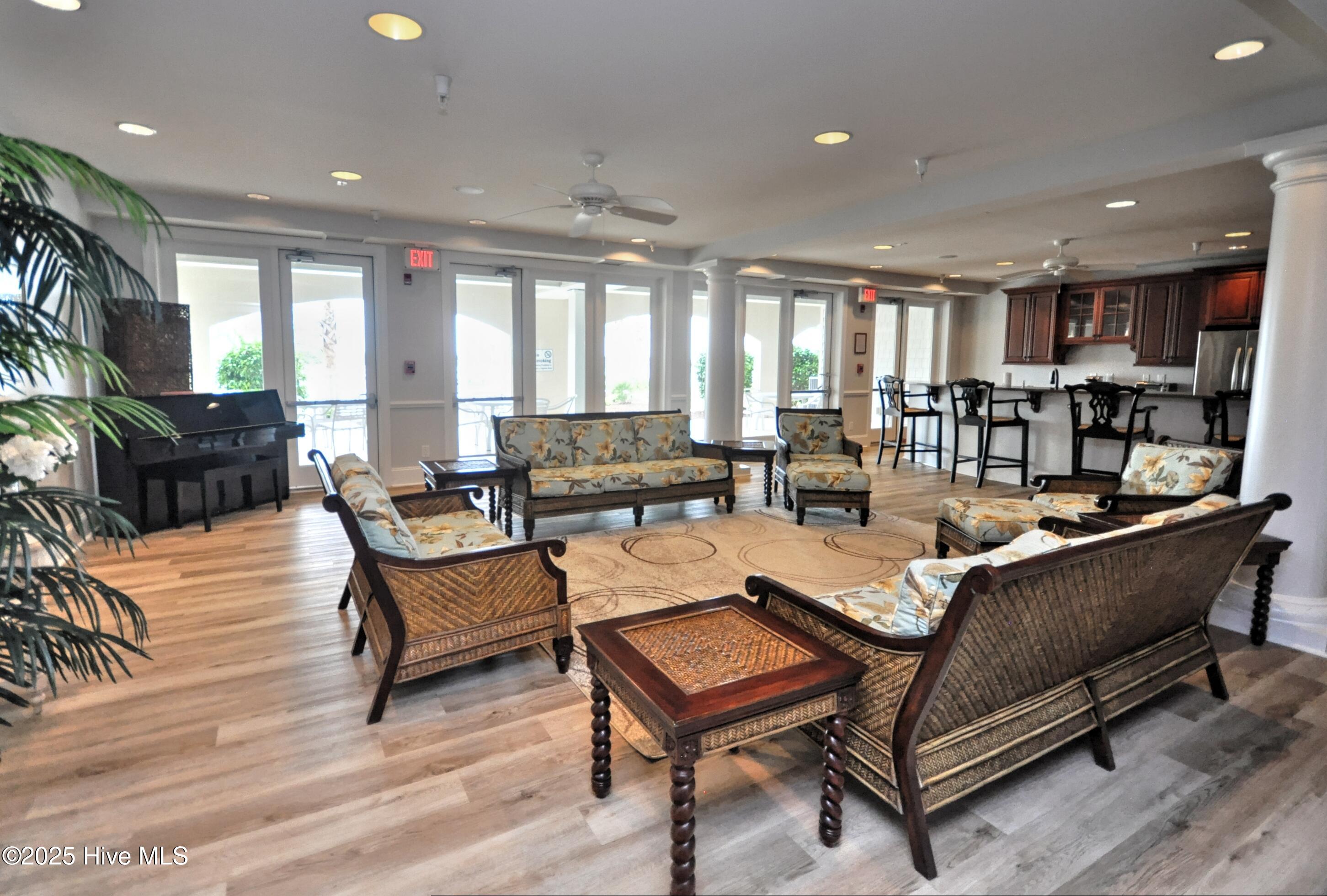 100529014 | Photo 43