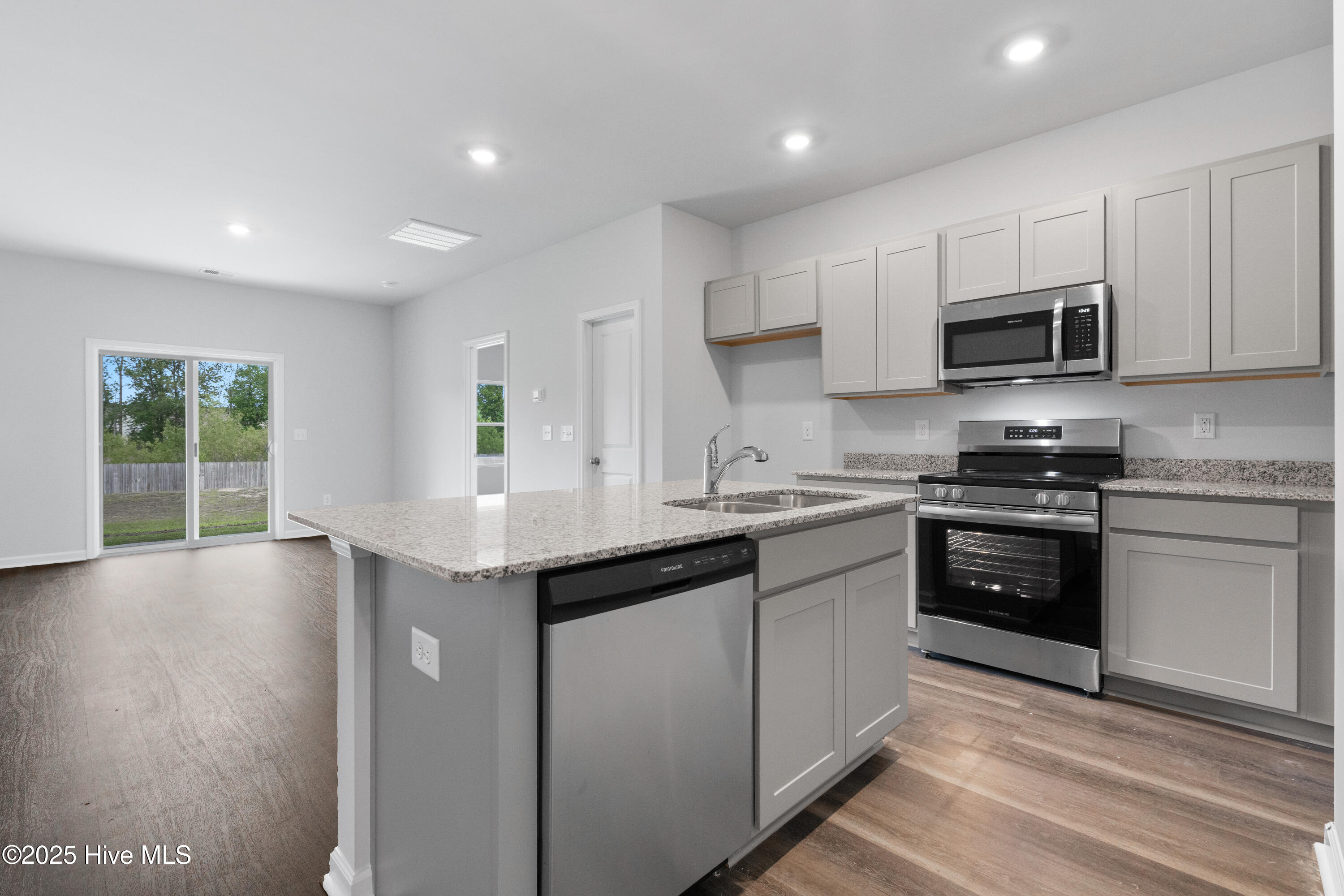 100510823 | Photo 14