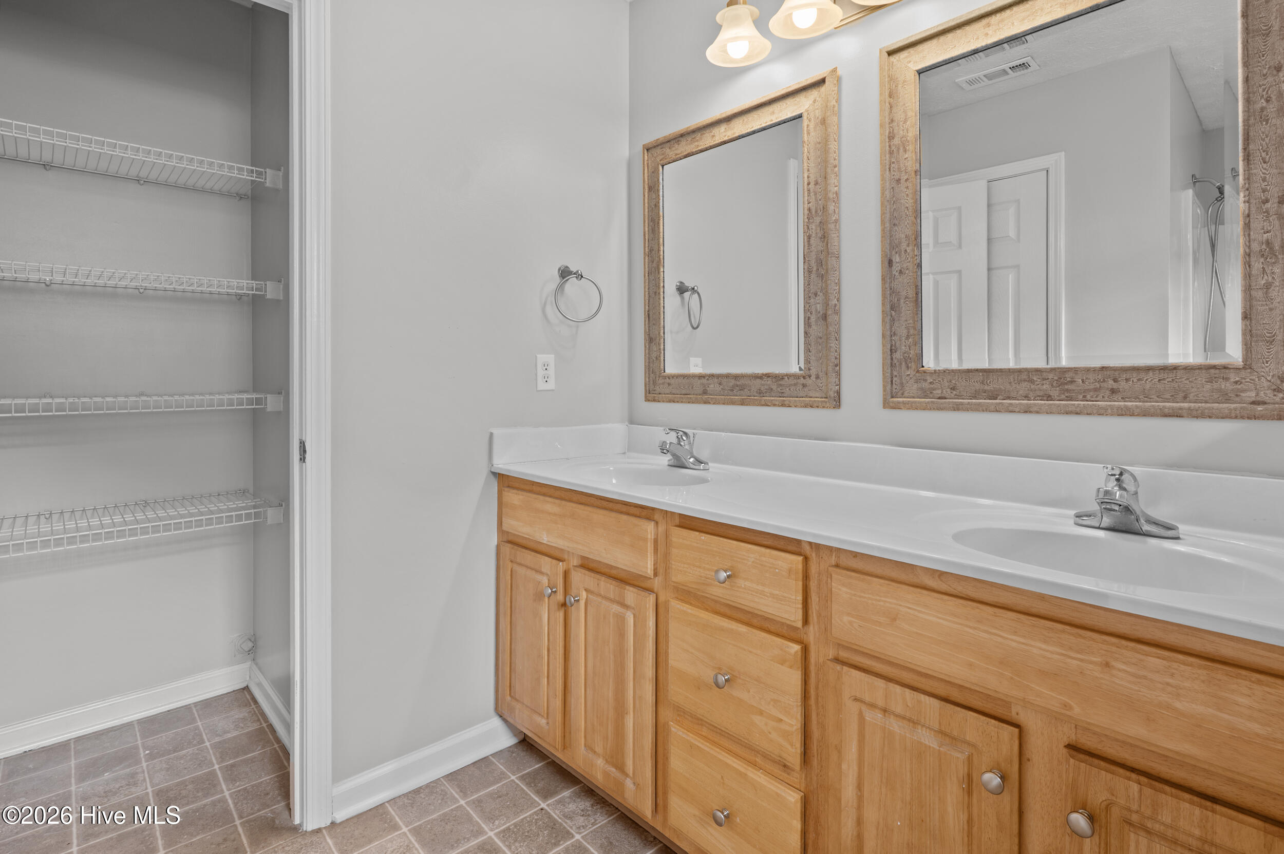 100562956 | Photo 28