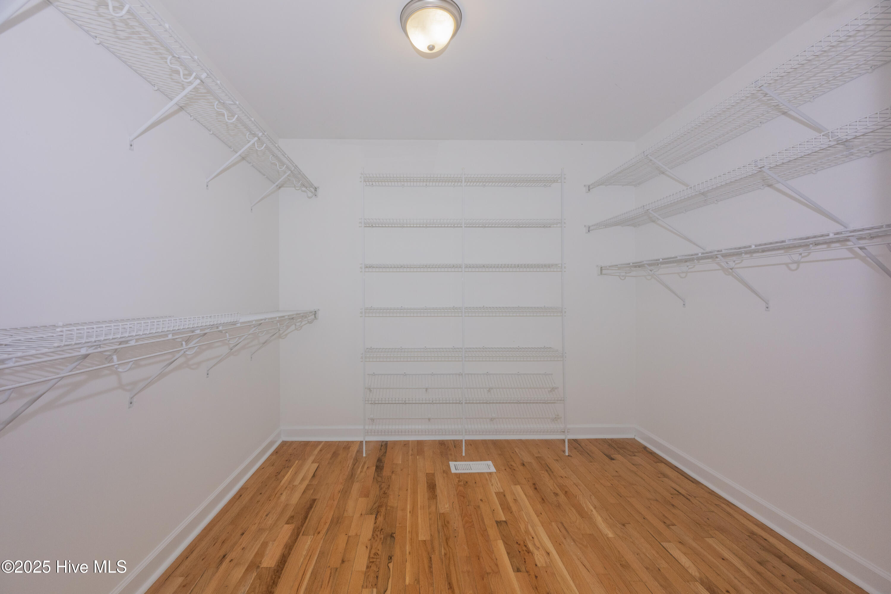 100523766 | Photo 40