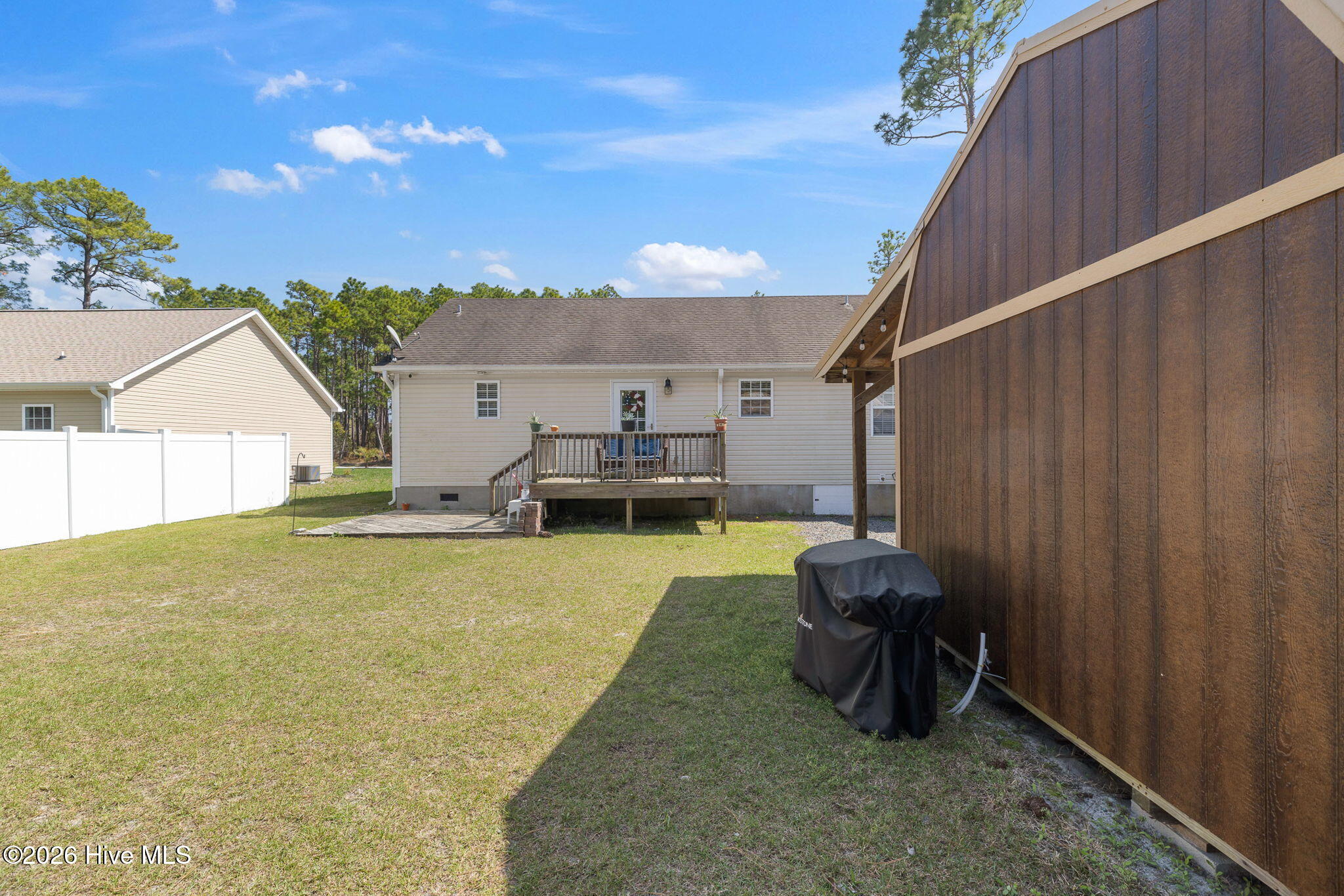 100562103 | Photo 33