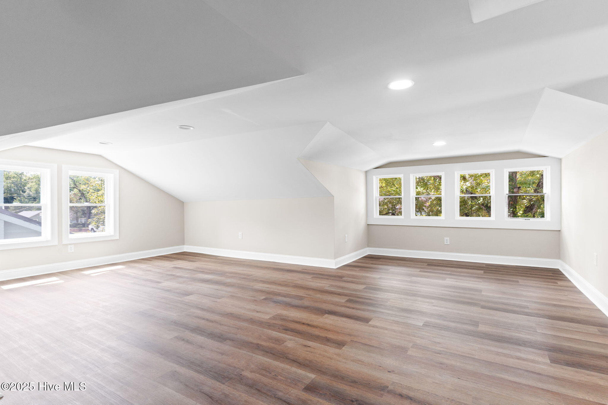 100533933 | Photo 35