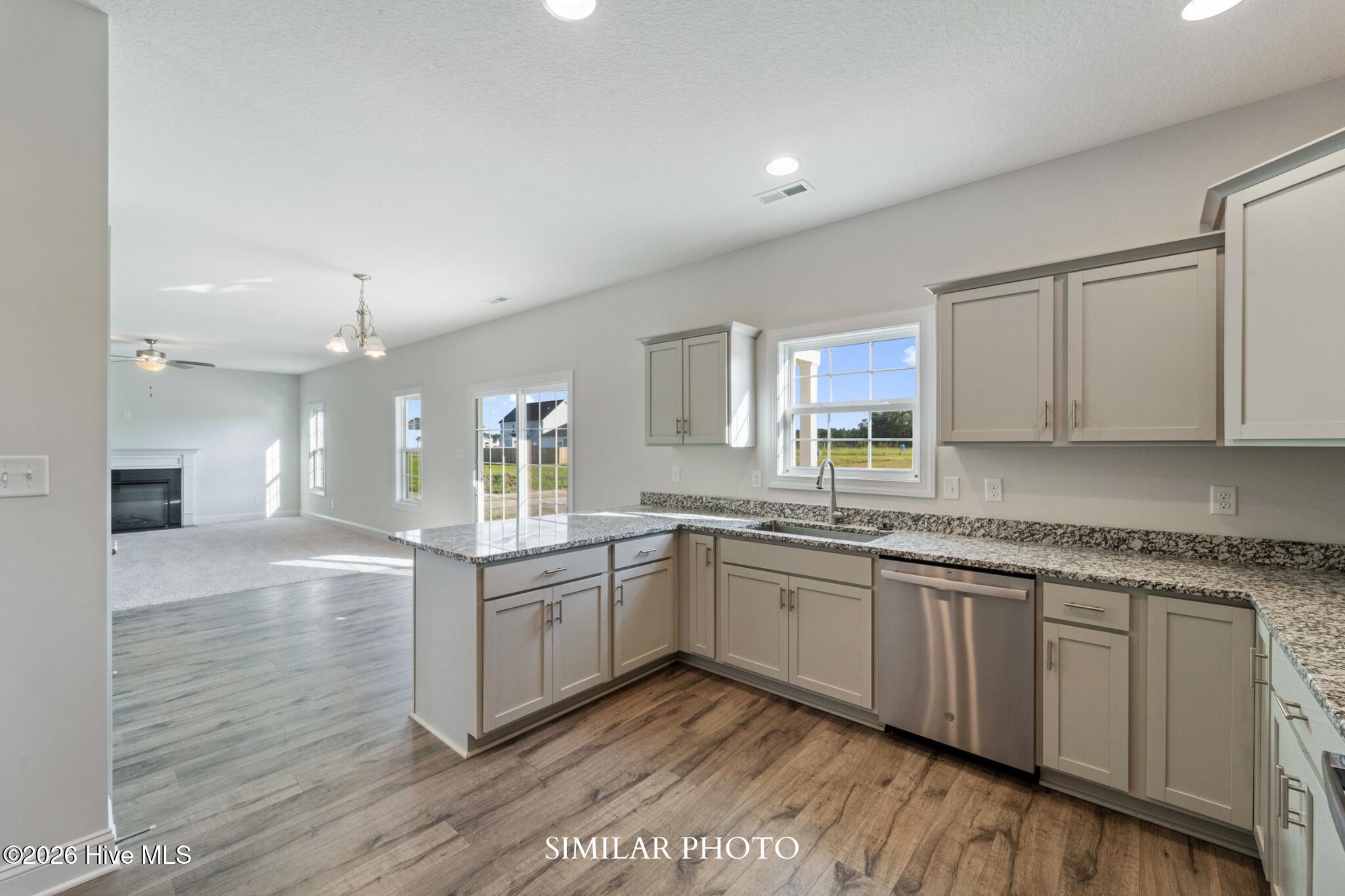 100561558 | Photo 15