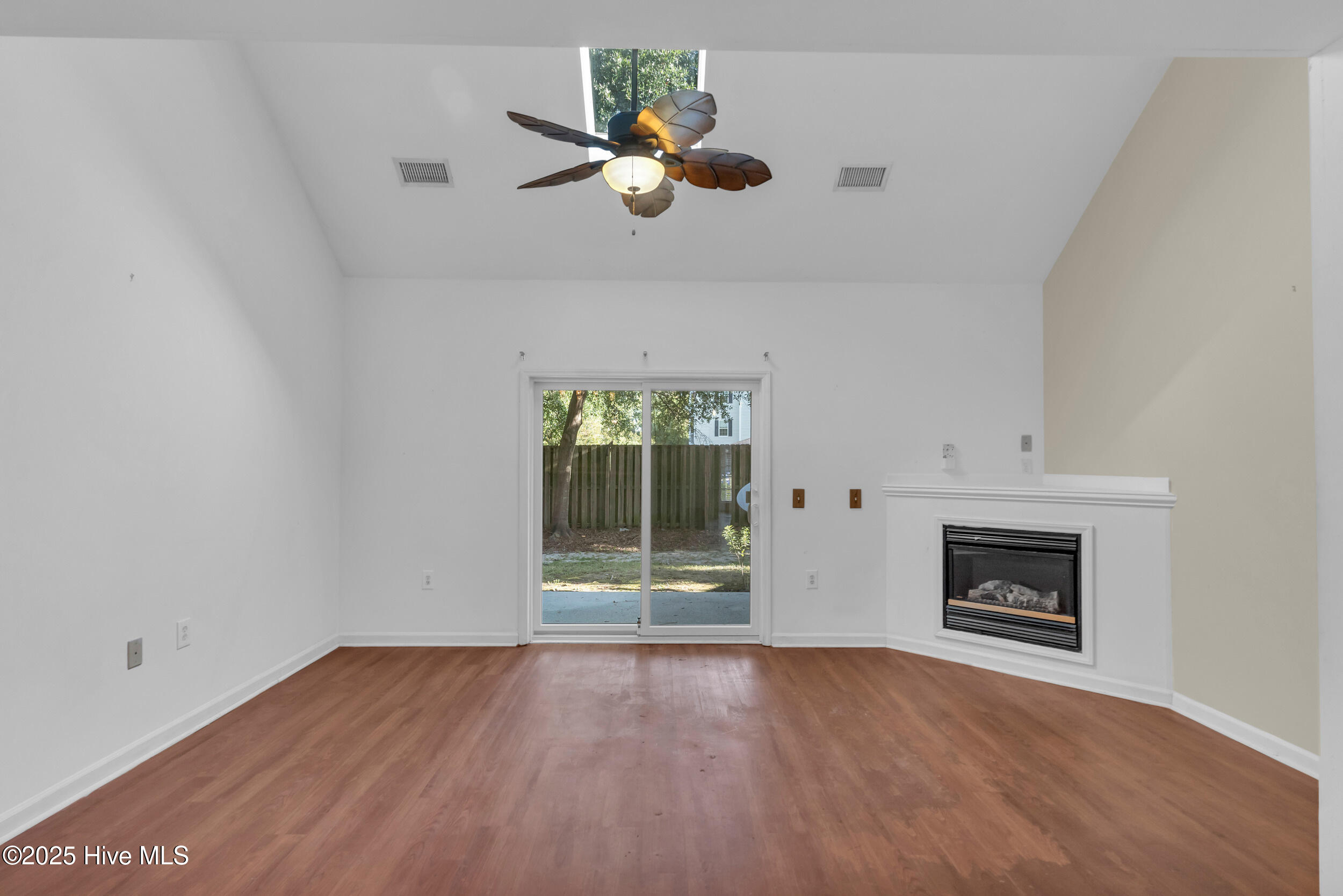 4804 College Road S, Wilmington, NC 28412 – photo 6: Living Room