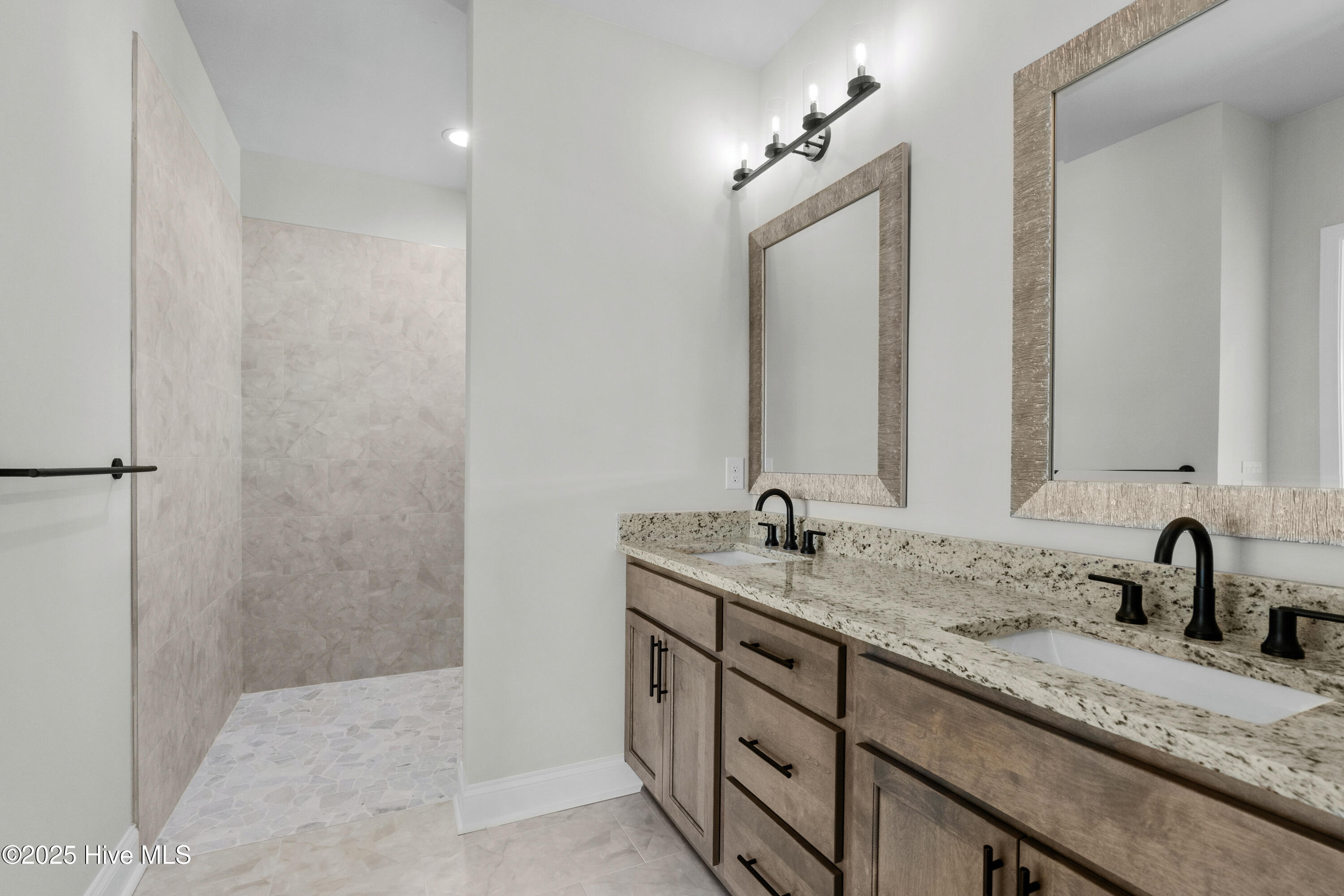 100487215 | Photo 32