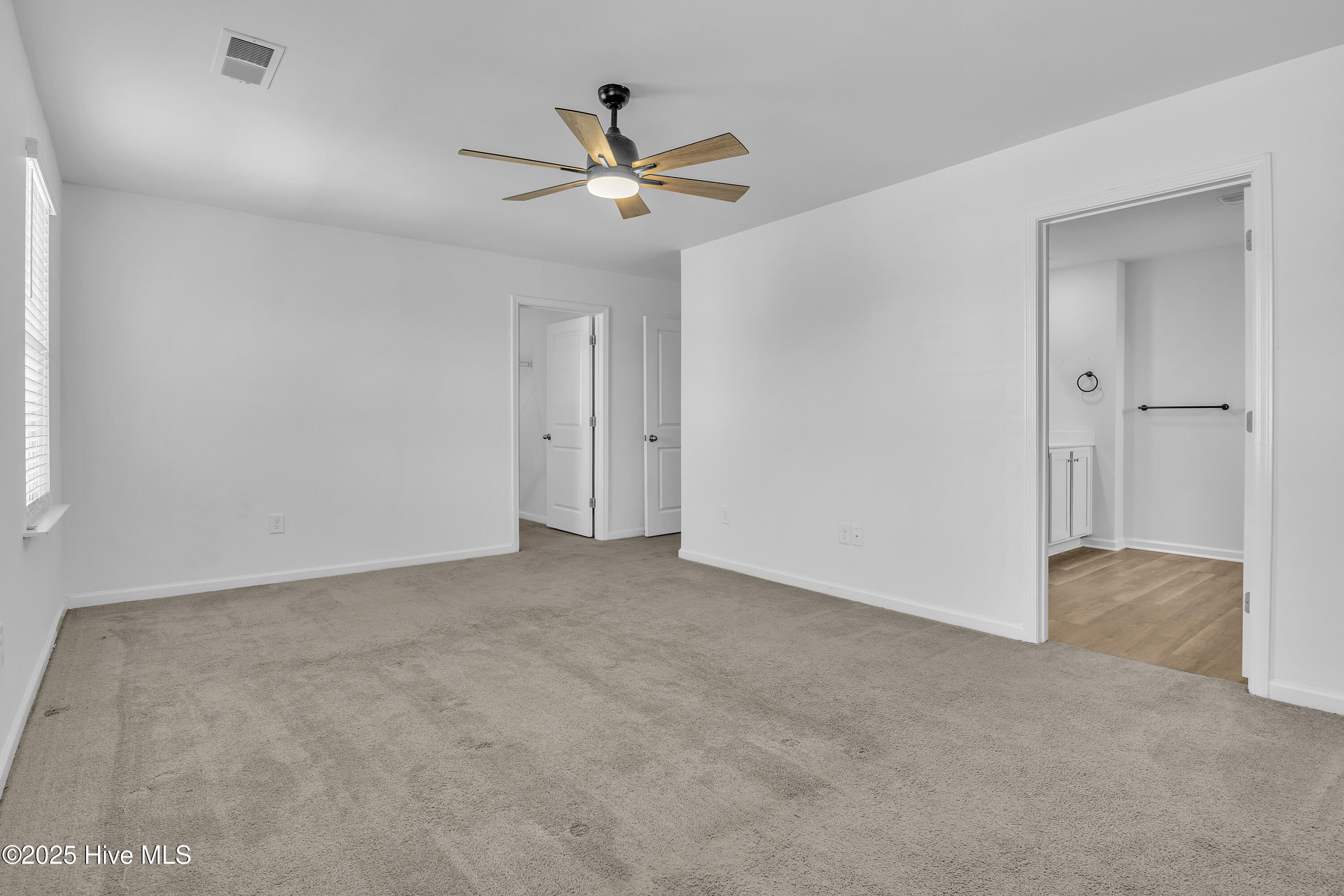 100540789 | Photo 34