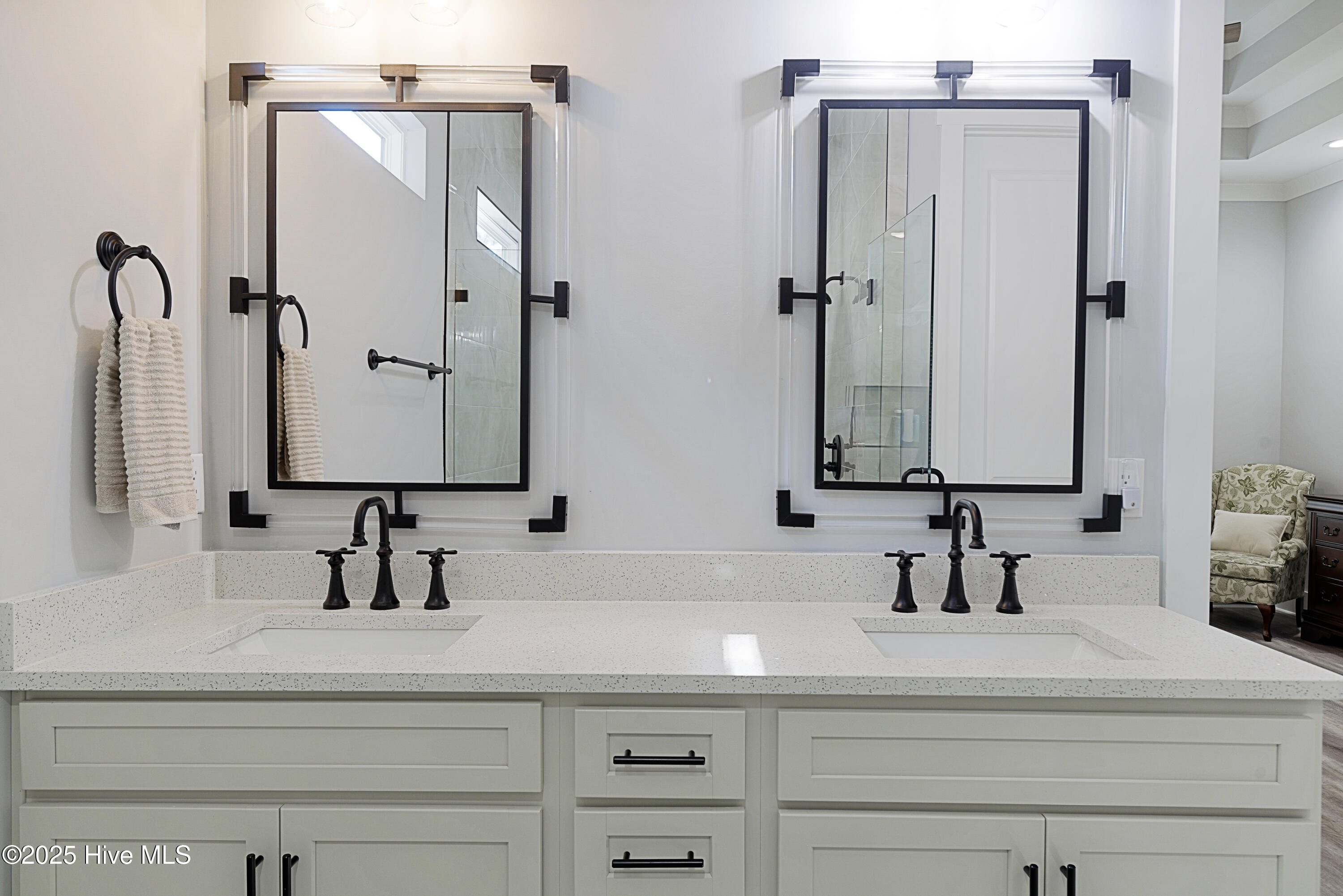 100532165 | Photo 22