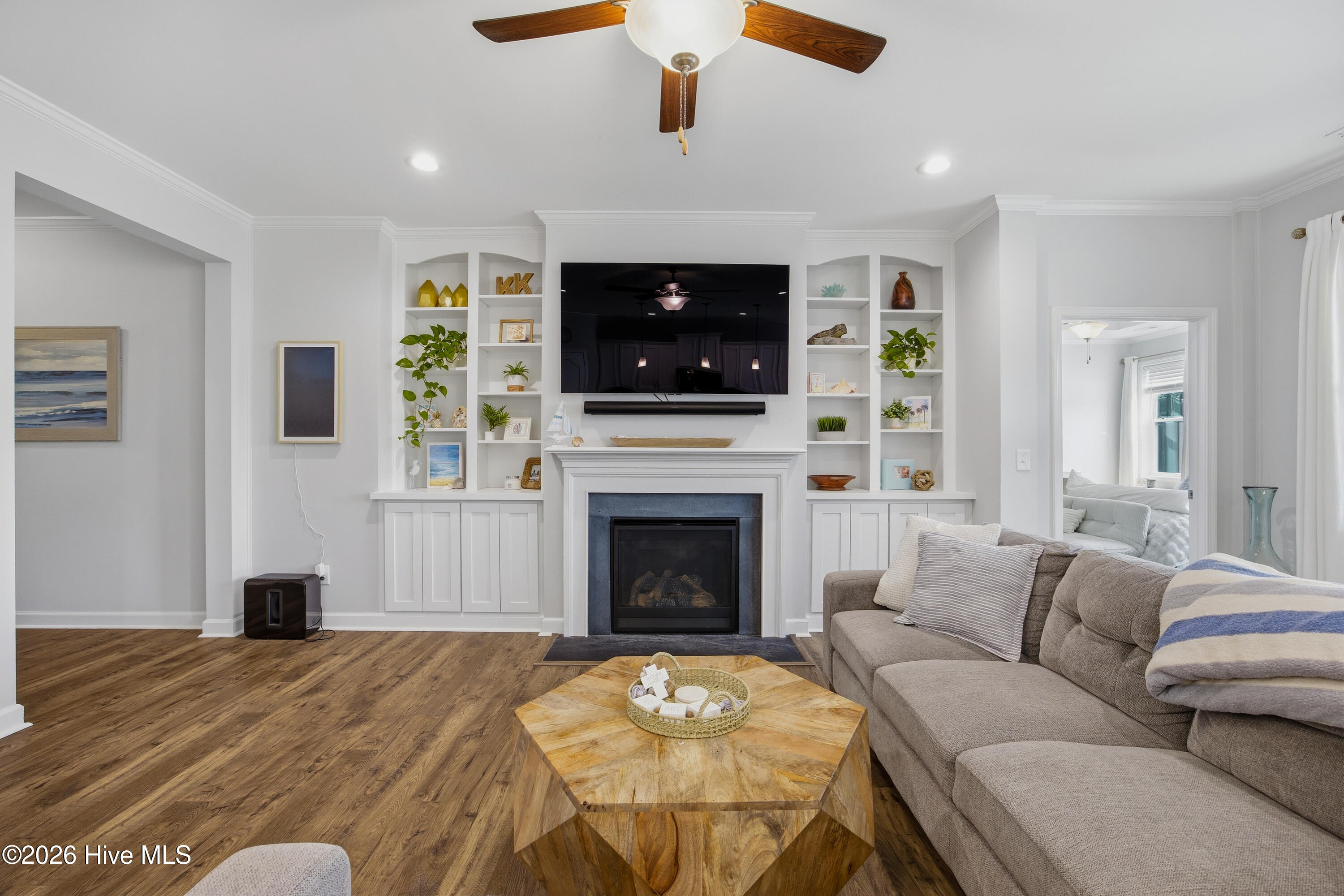 100563122 | Photo 15