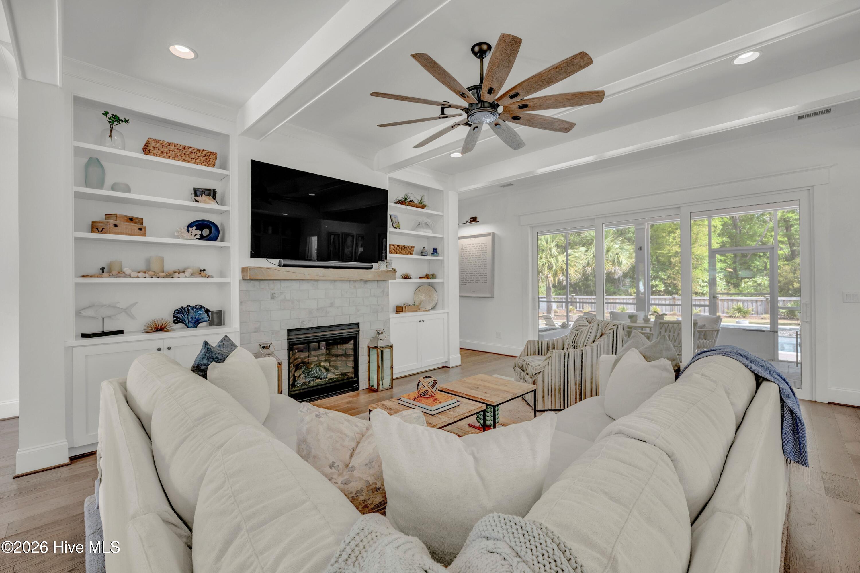 100566048 | Photo 16