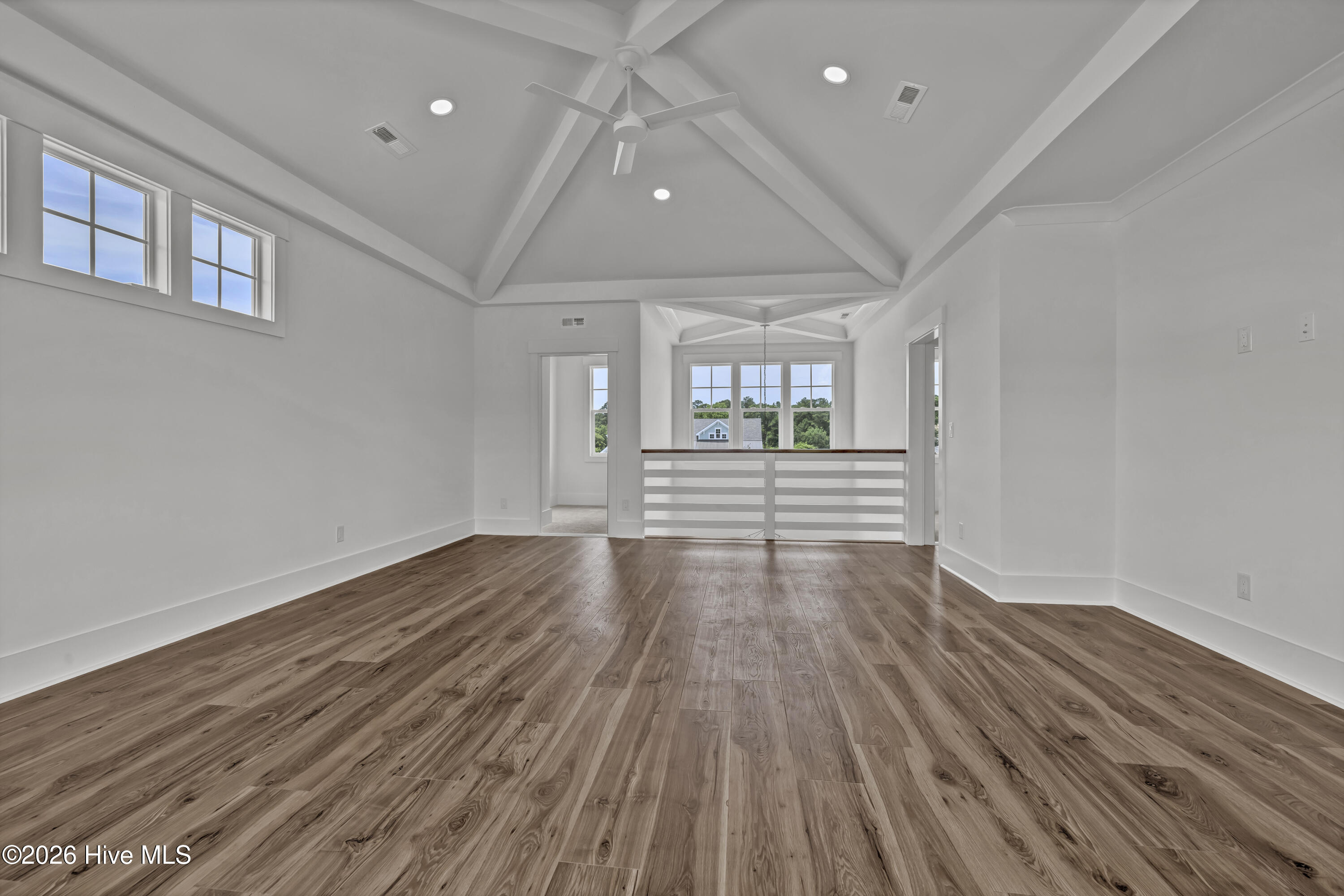 100553302 | Photo 23