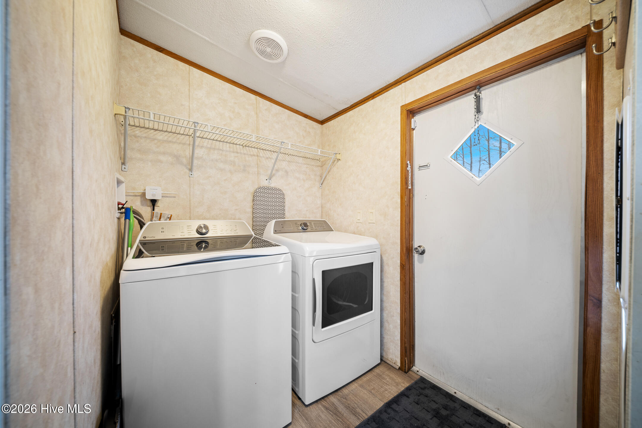 100561716 | Photo 26