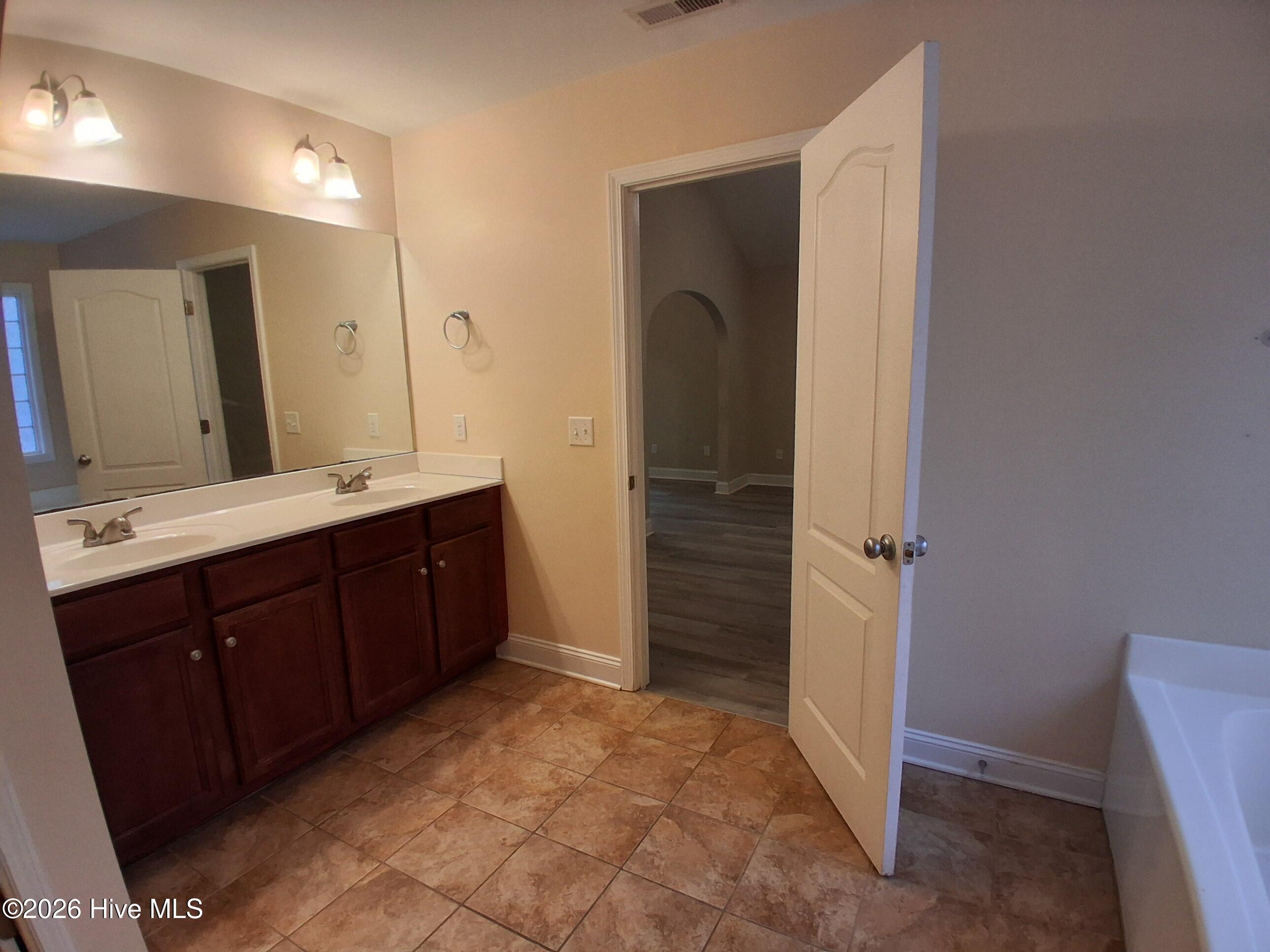 100504331 | Photo 33