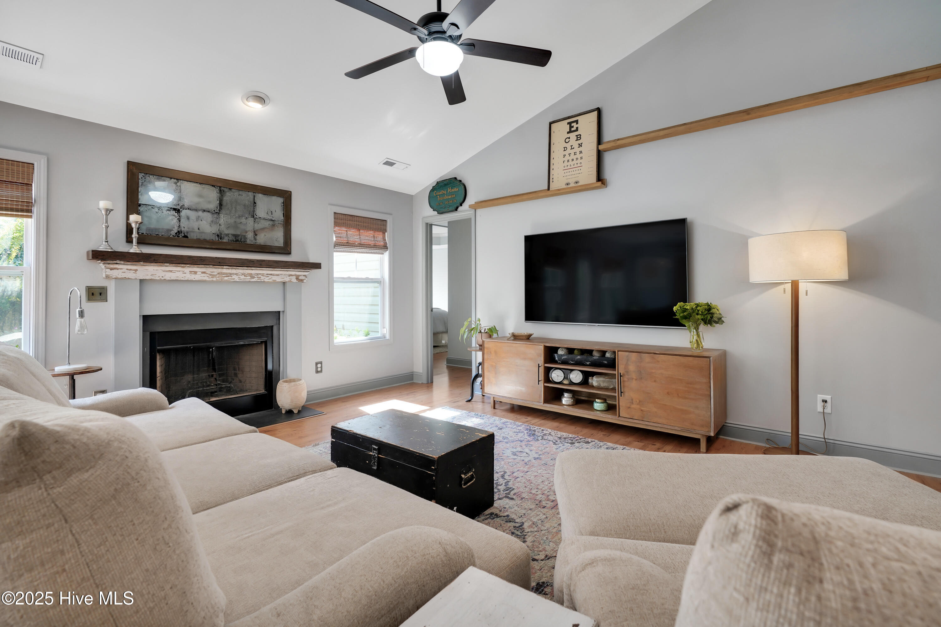 100525985 | Photo 11