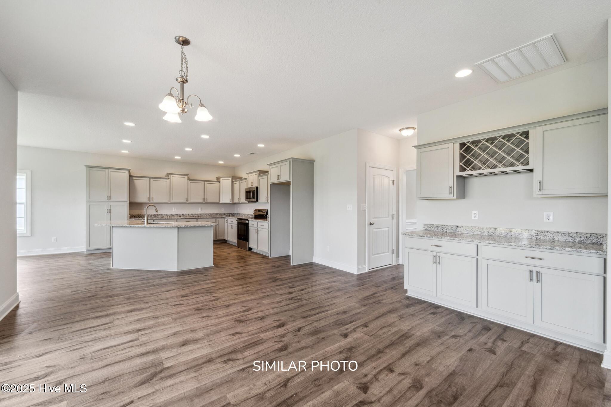 100543824 | Photo 13