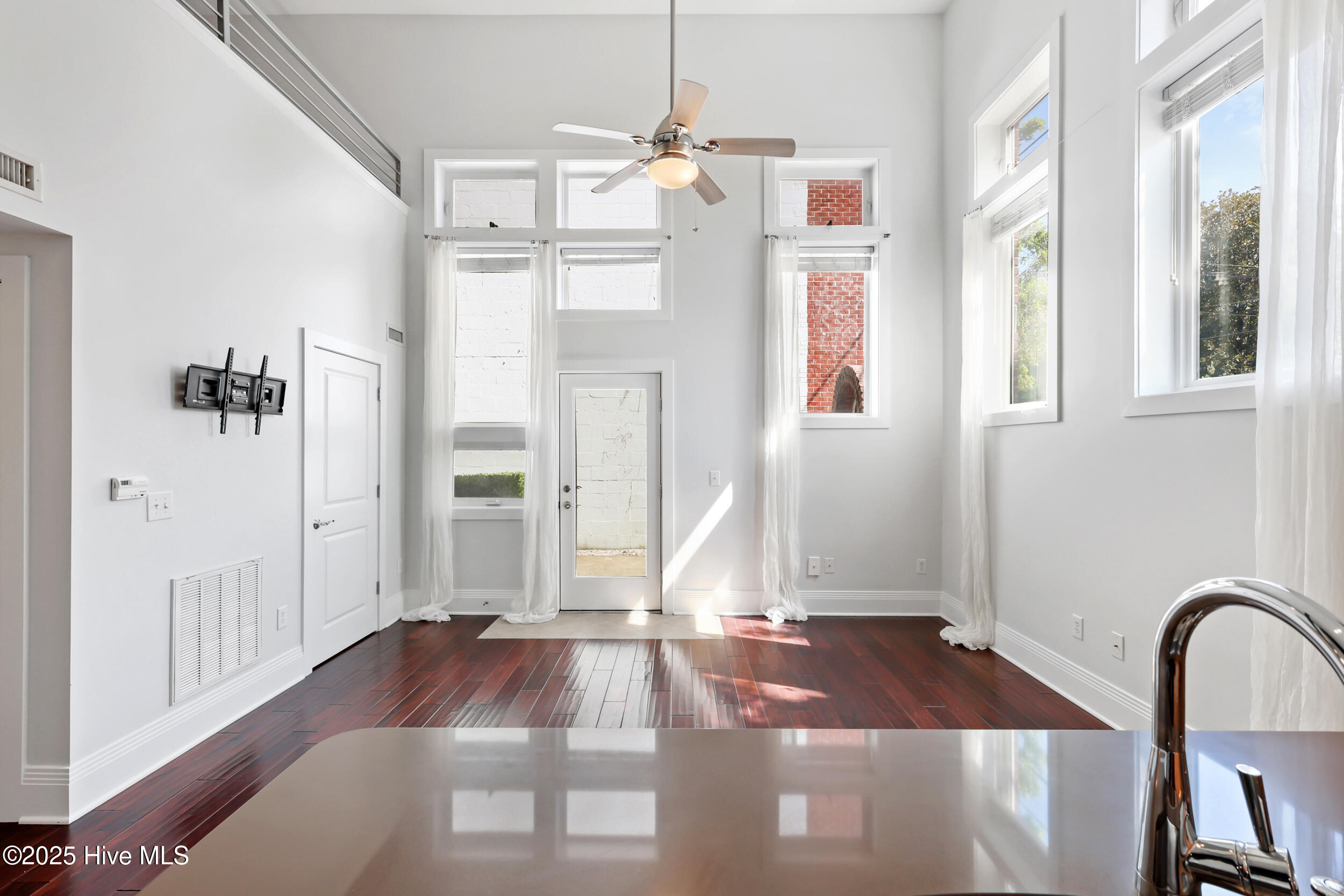 100523364 | Photo 15