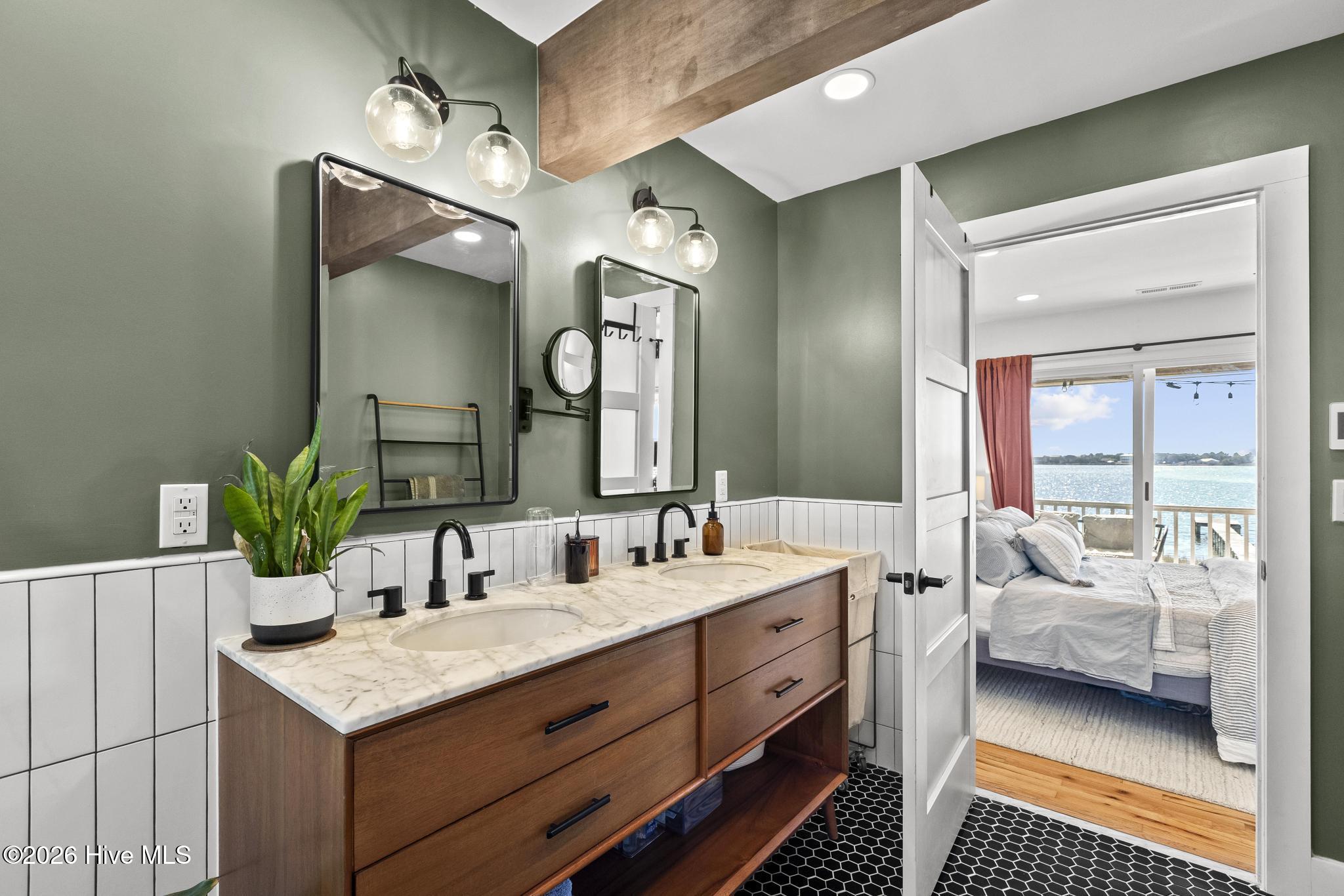 100557619 | Photo 24