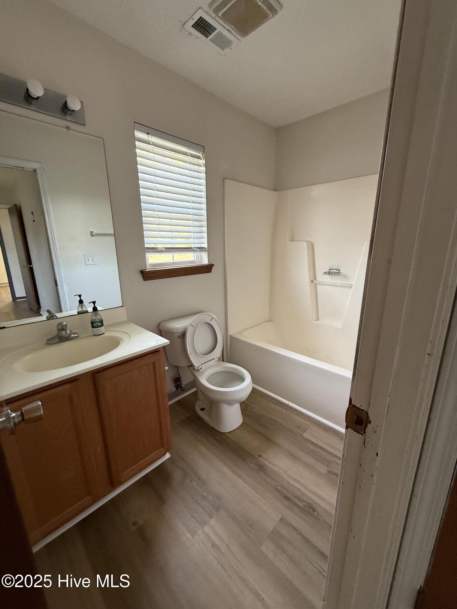 100525270 | Photo 22