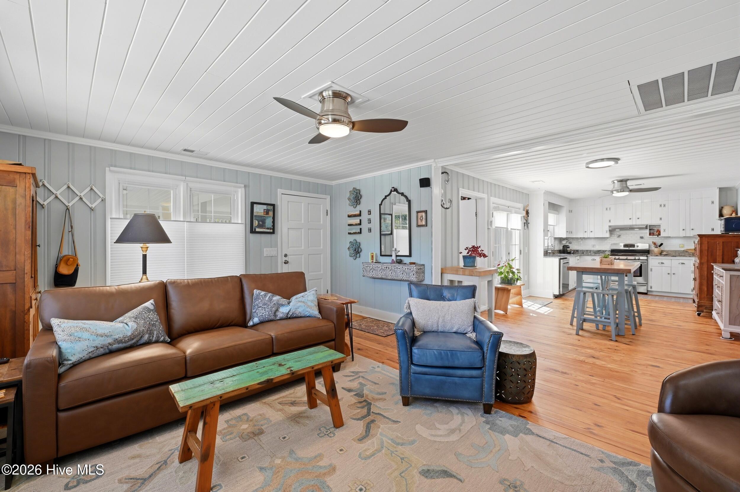 100570502 | Photo 11