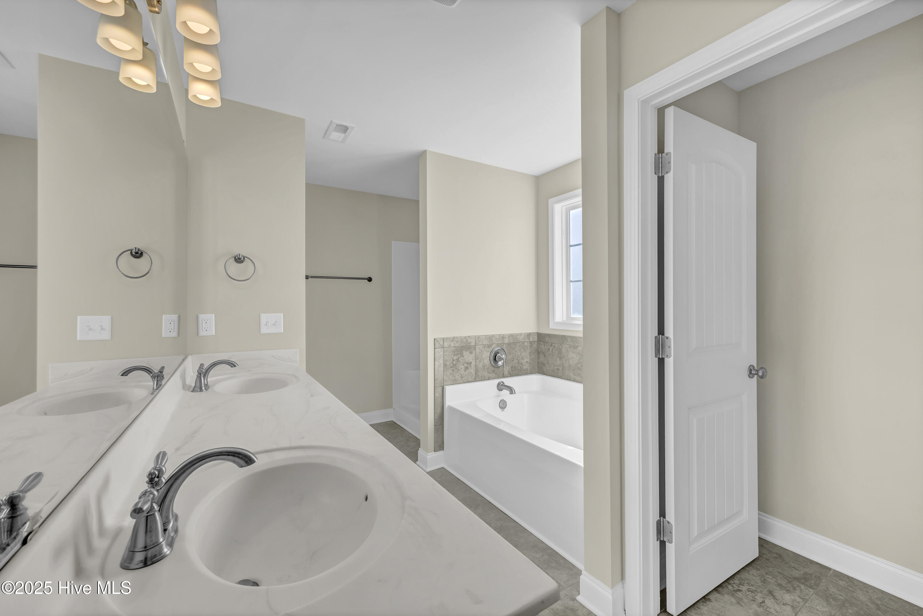 100542048 | Photo 12