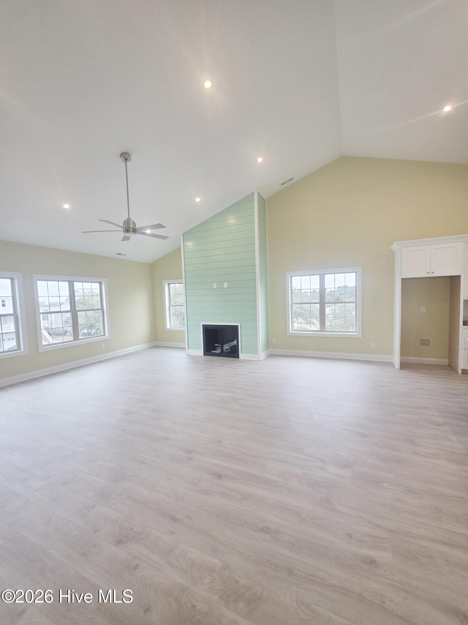 100535825 | Photo 19