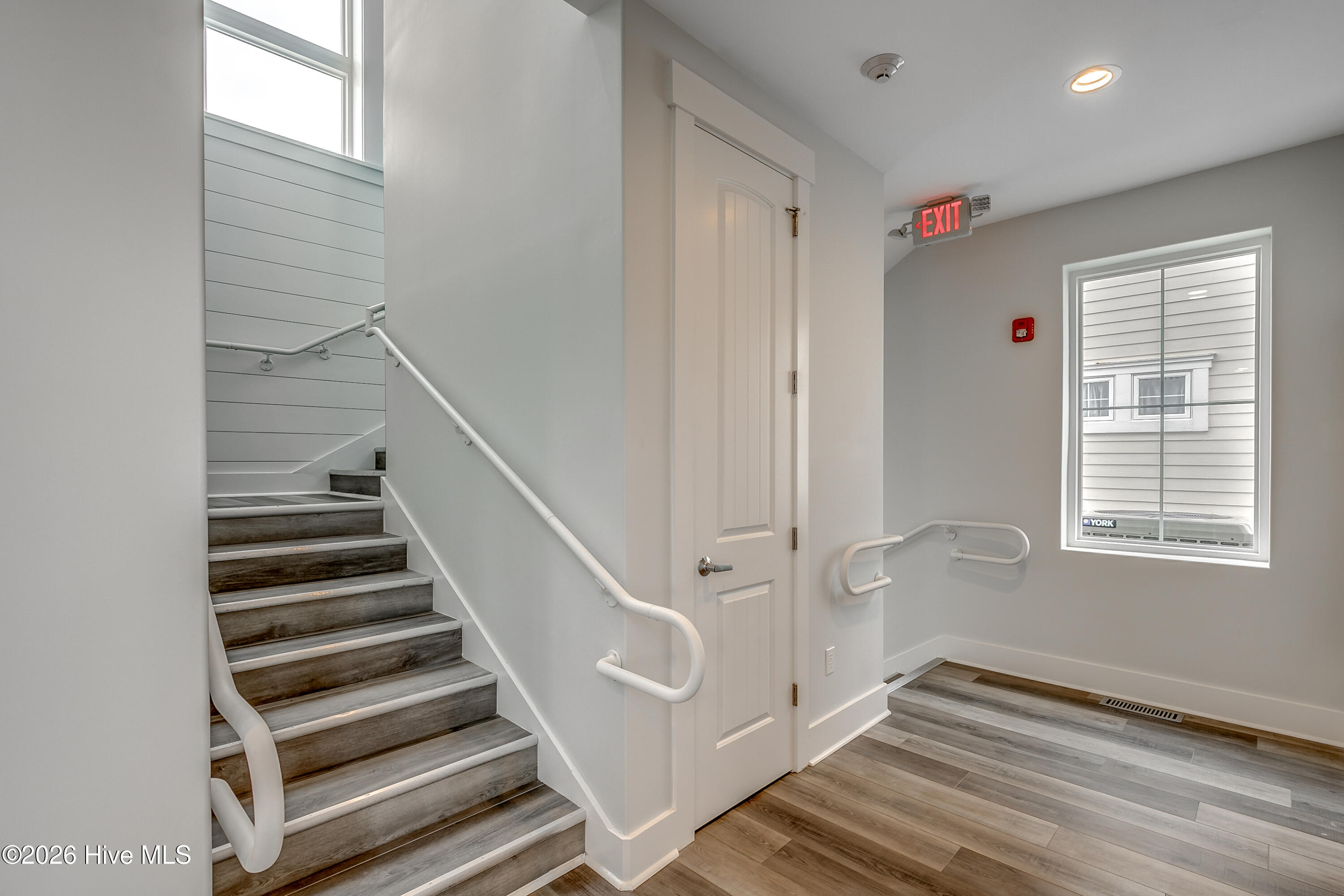 100543615 | Photo 84