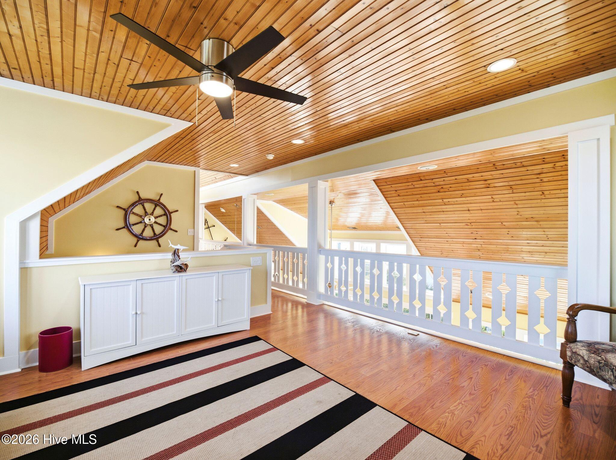 100569349 | Photo 75