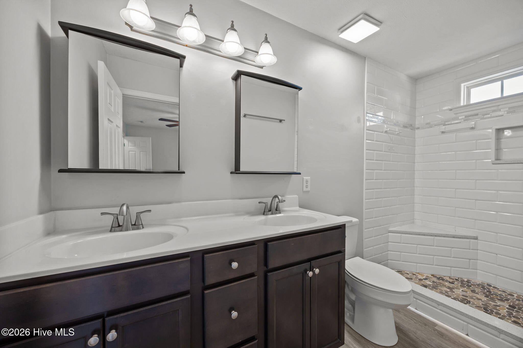 100549843 | Photo 21