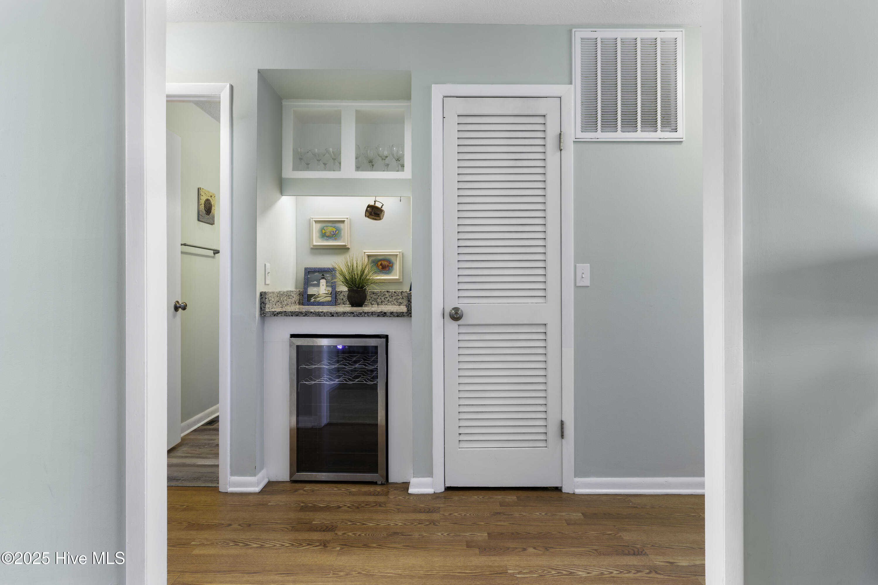 100560966 | Photo 19