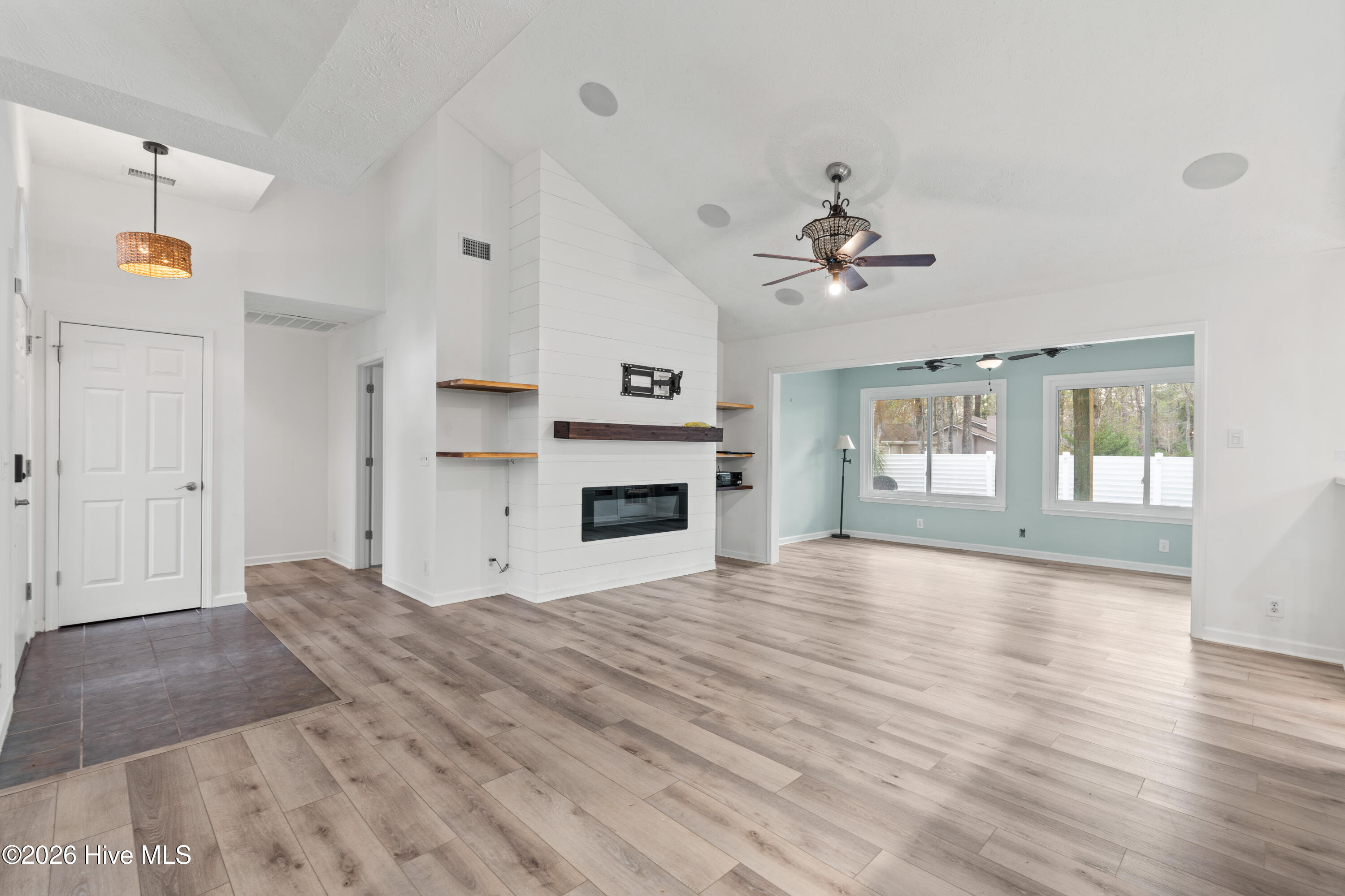 100562430 | Photo 13