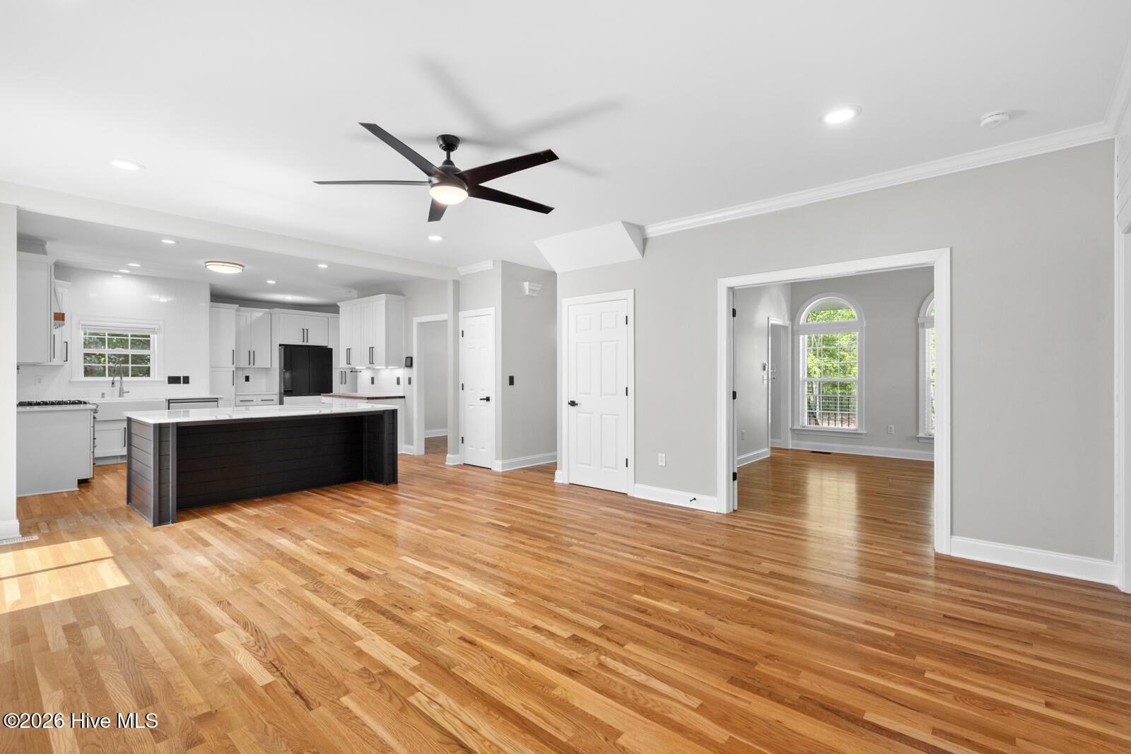 100569189 | Photo 27