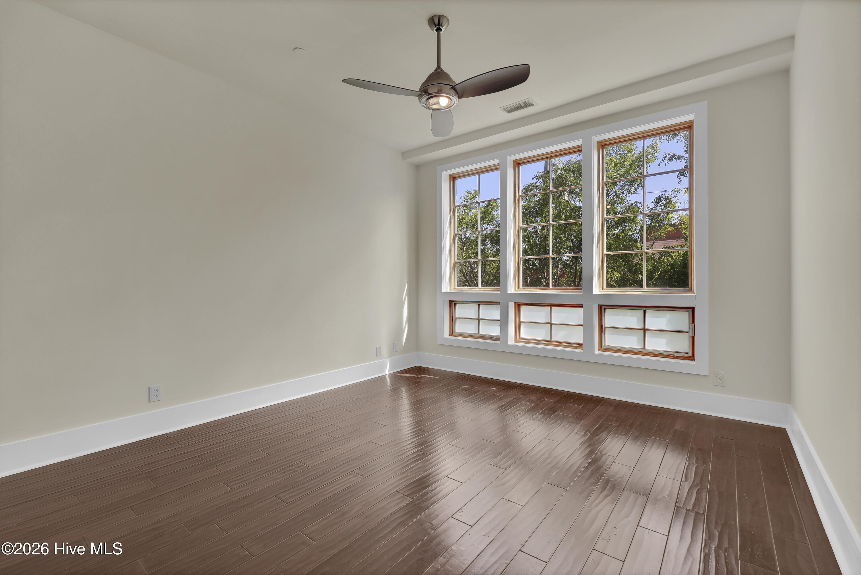 100566335 | Photo 12