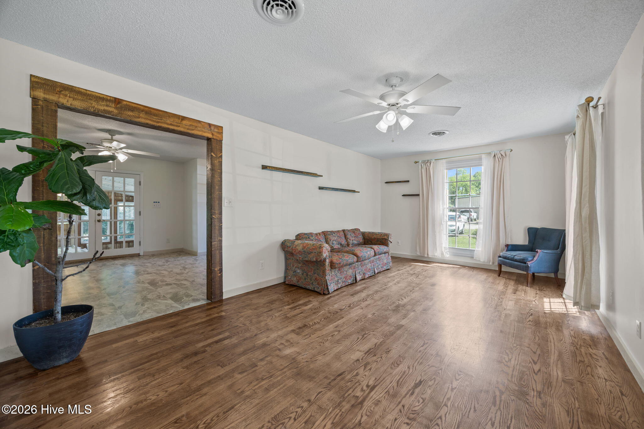 100567940 | Photo 12