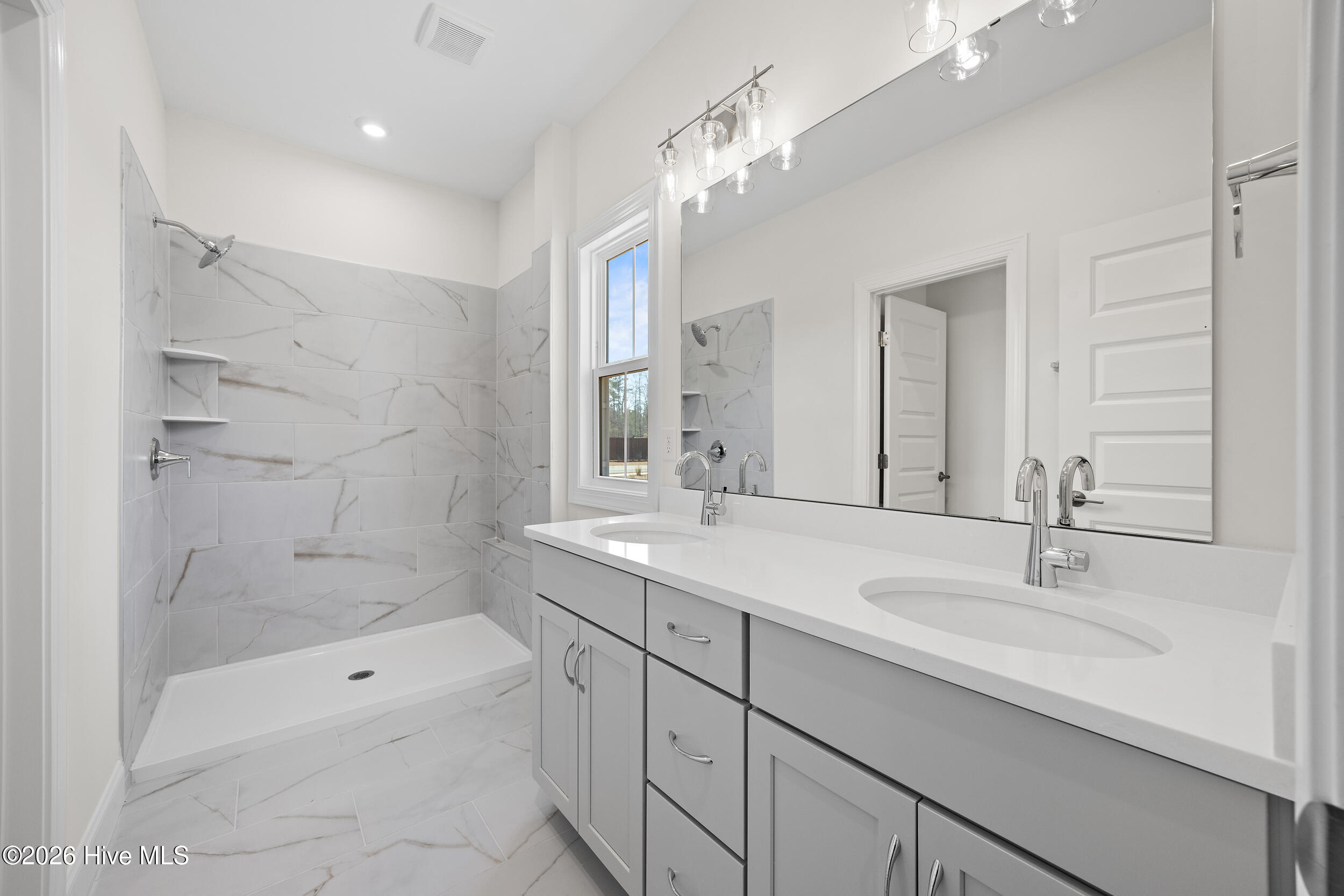 100539841 | Photo 25