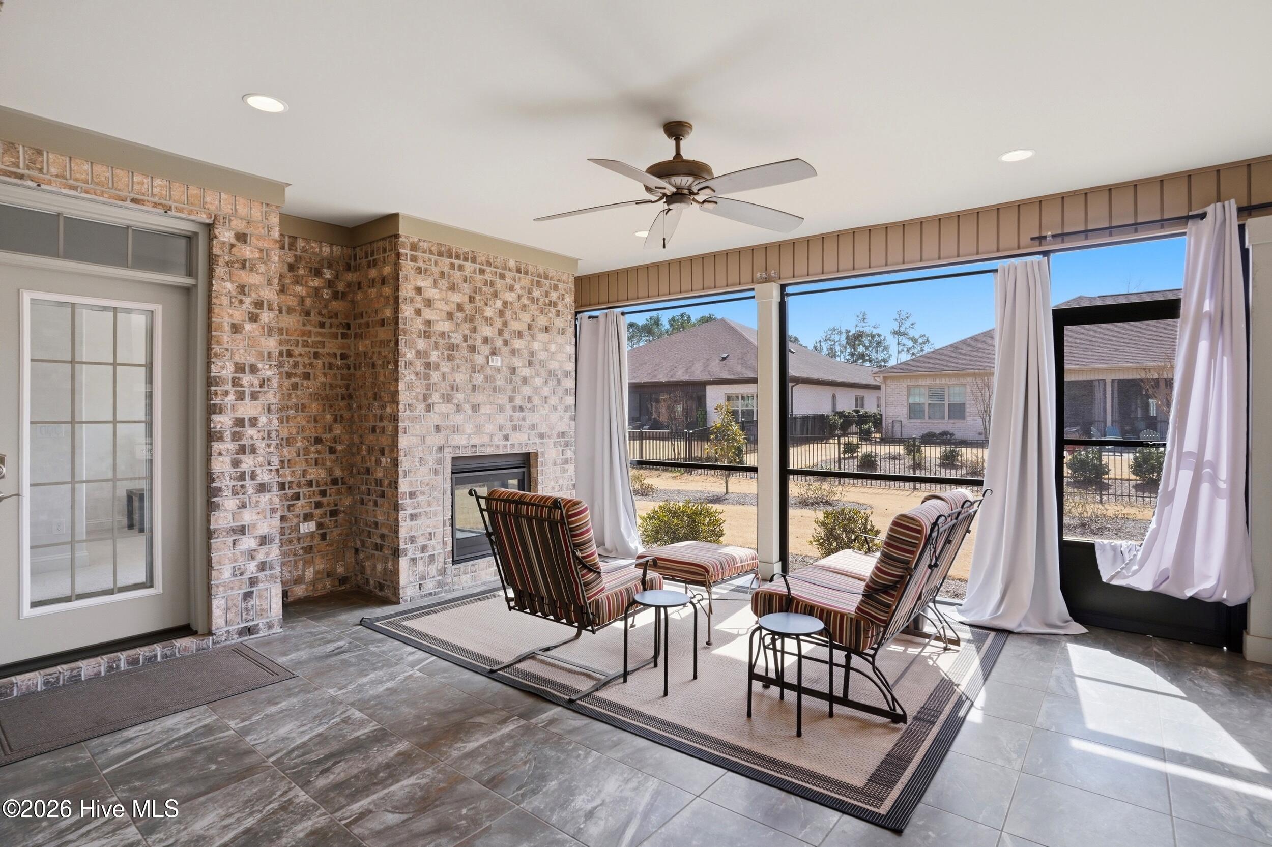 100560979 | Photo 36