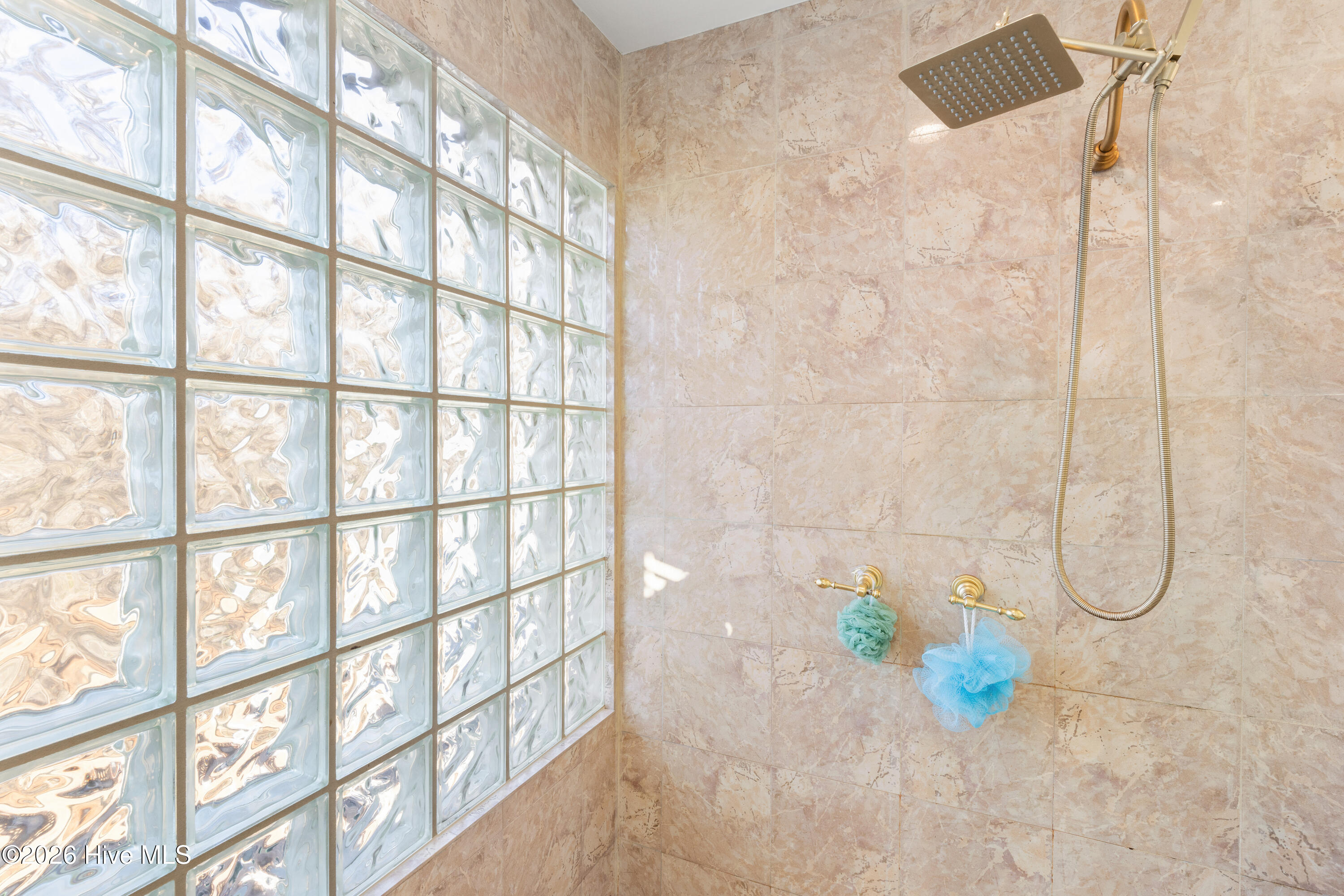 100549832 | Photo 44