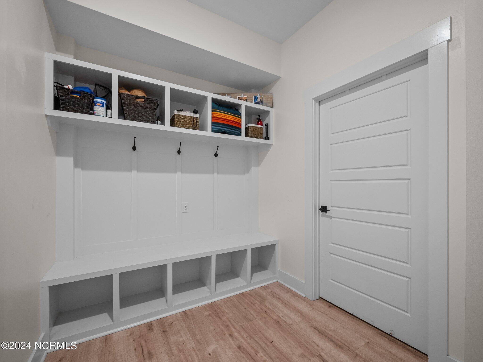 100560825 | Photo 34