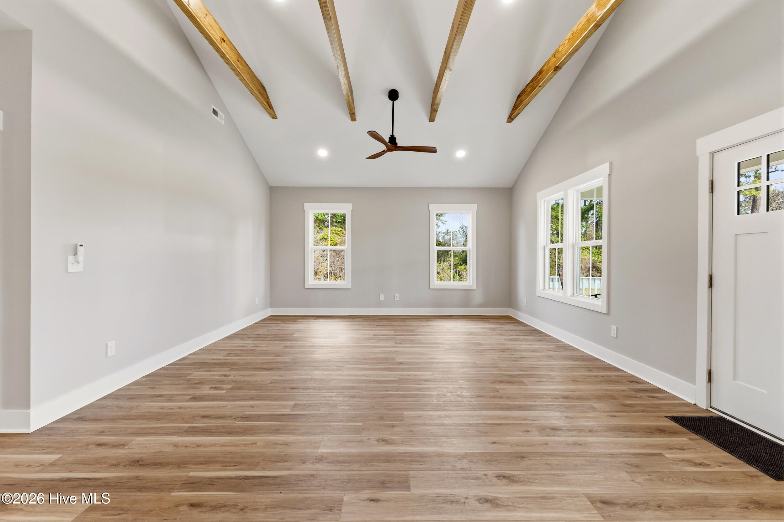 100557700 | Photo 12