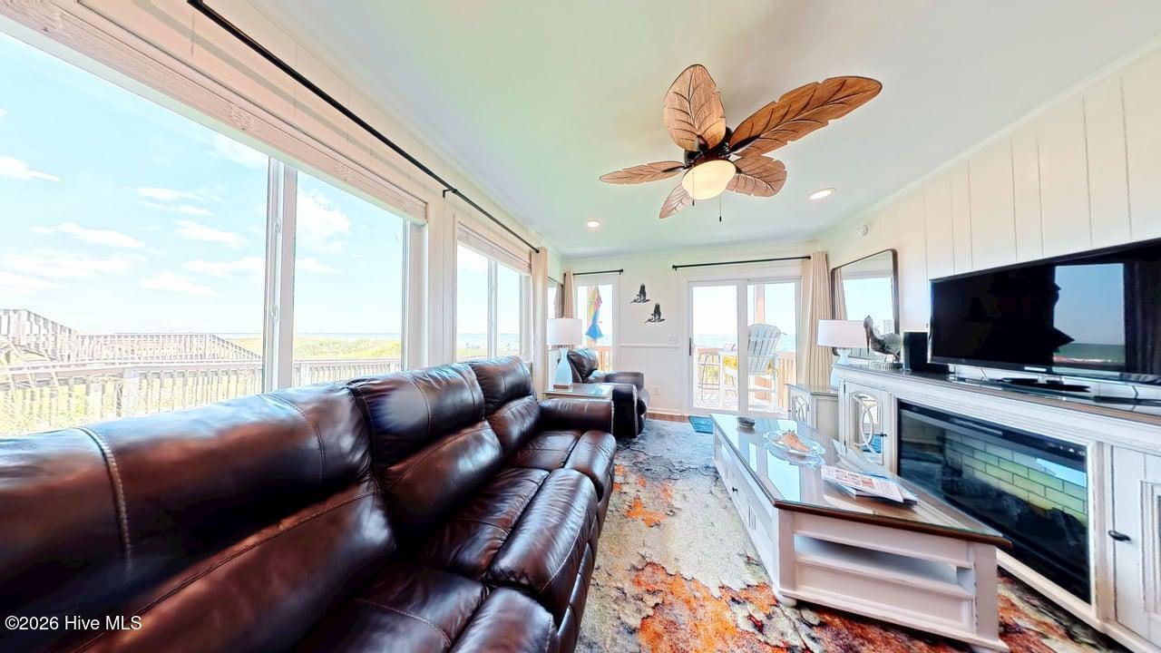 100570036 | Photo 10