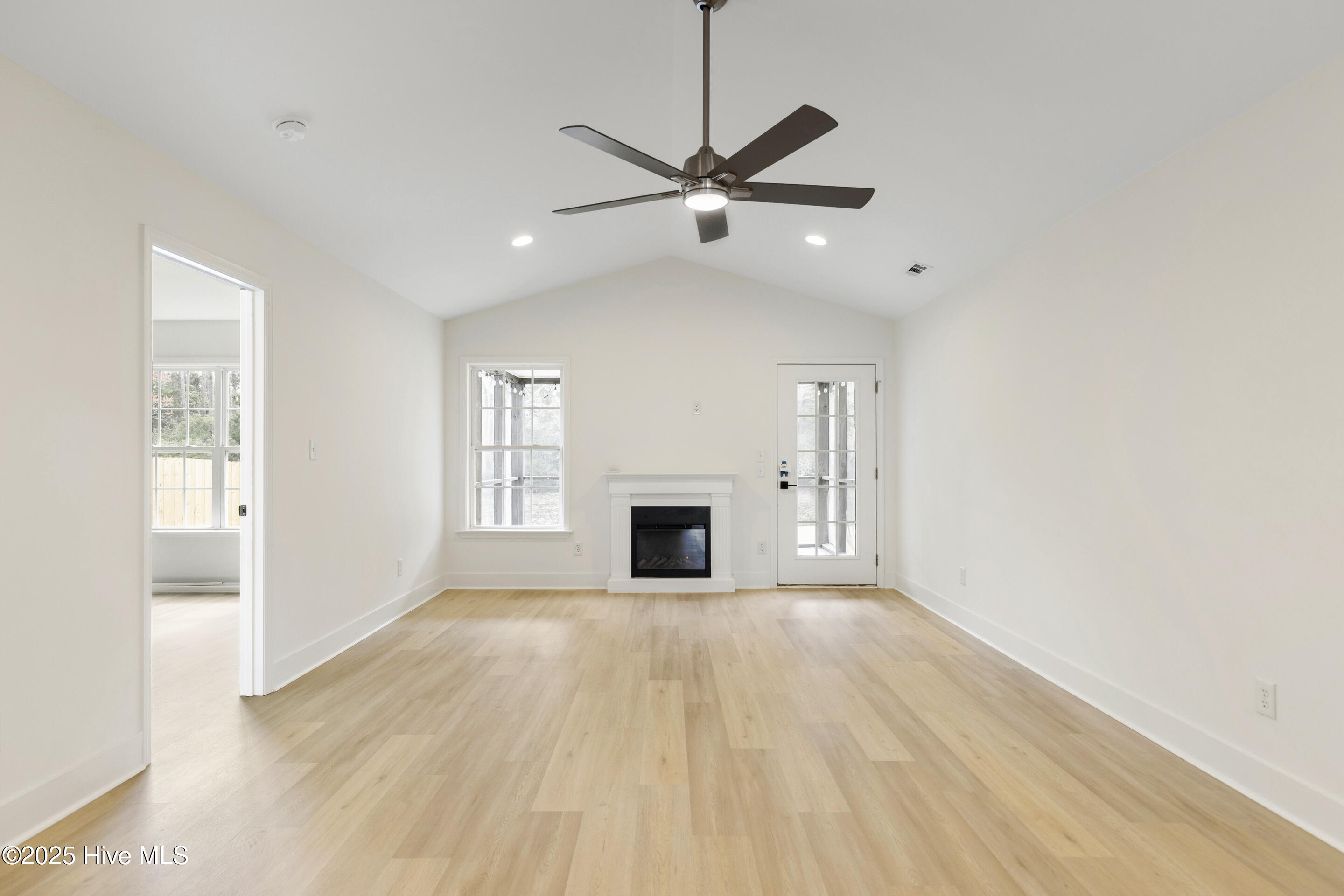 100548000 | Photo 15