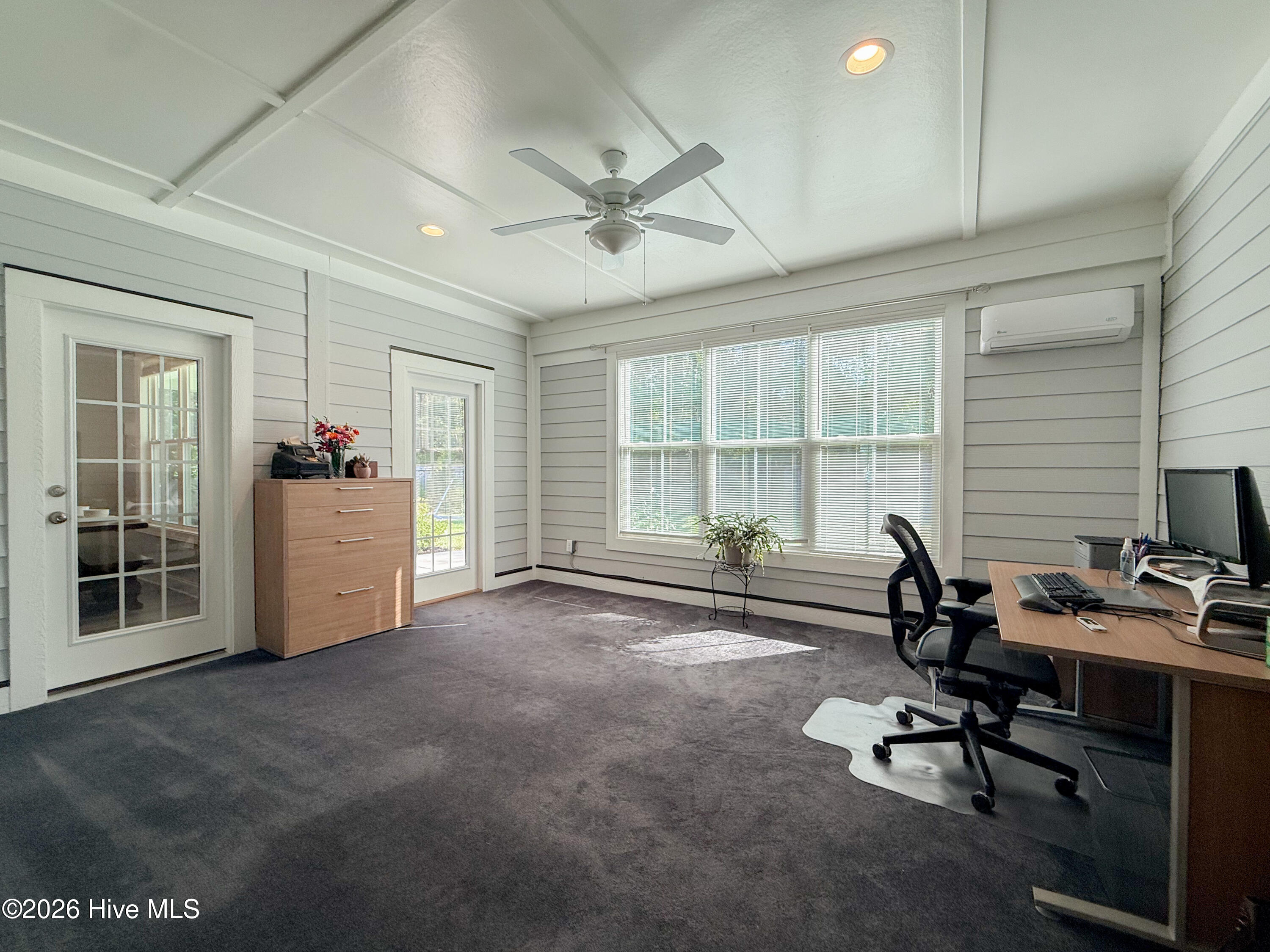 100567915 | Photo 35