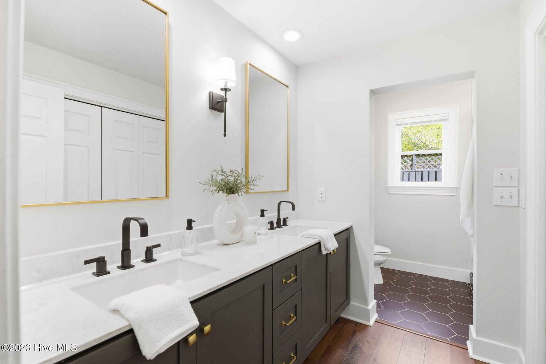 100566257 | Photo 24