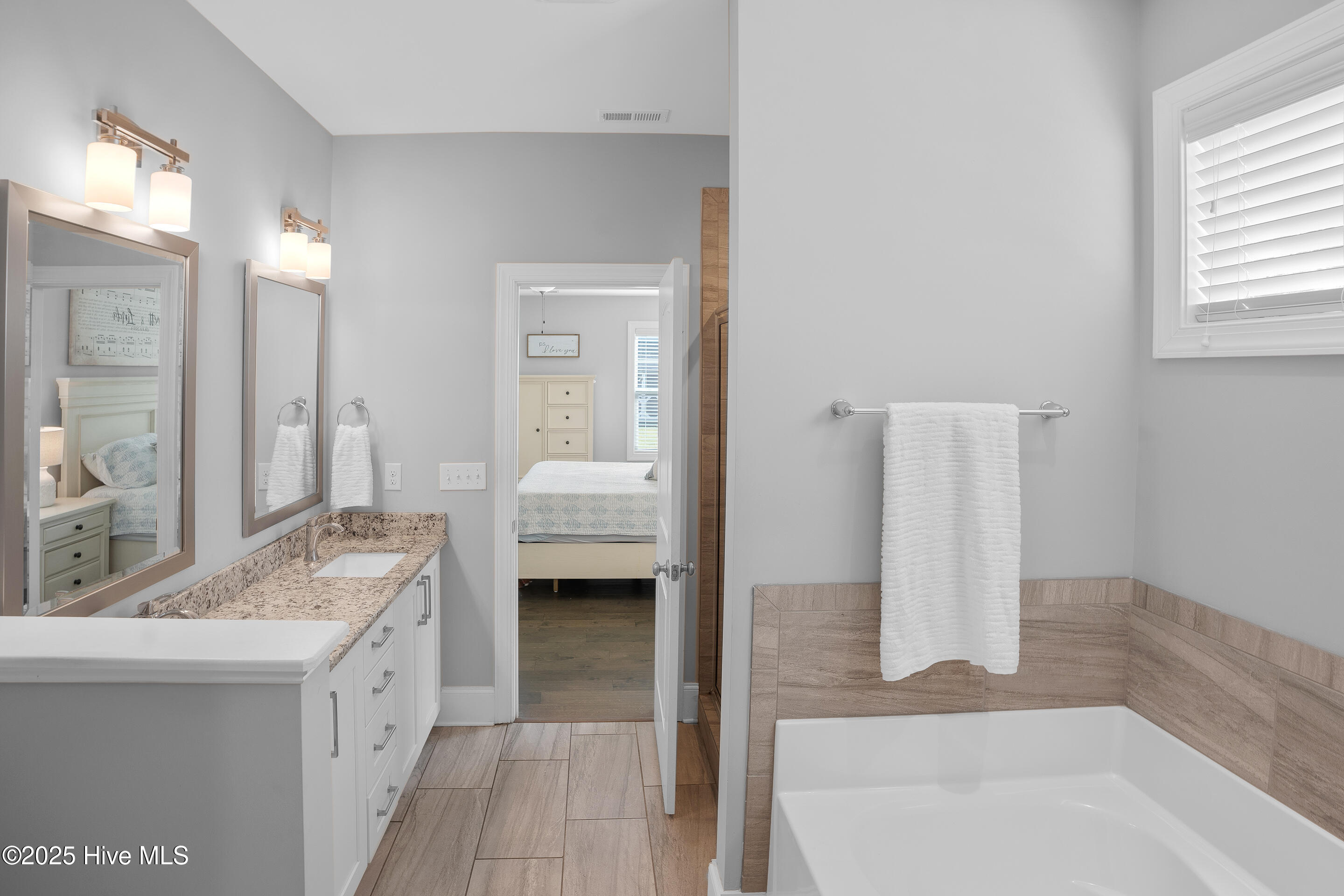 100520061 | Photo 24