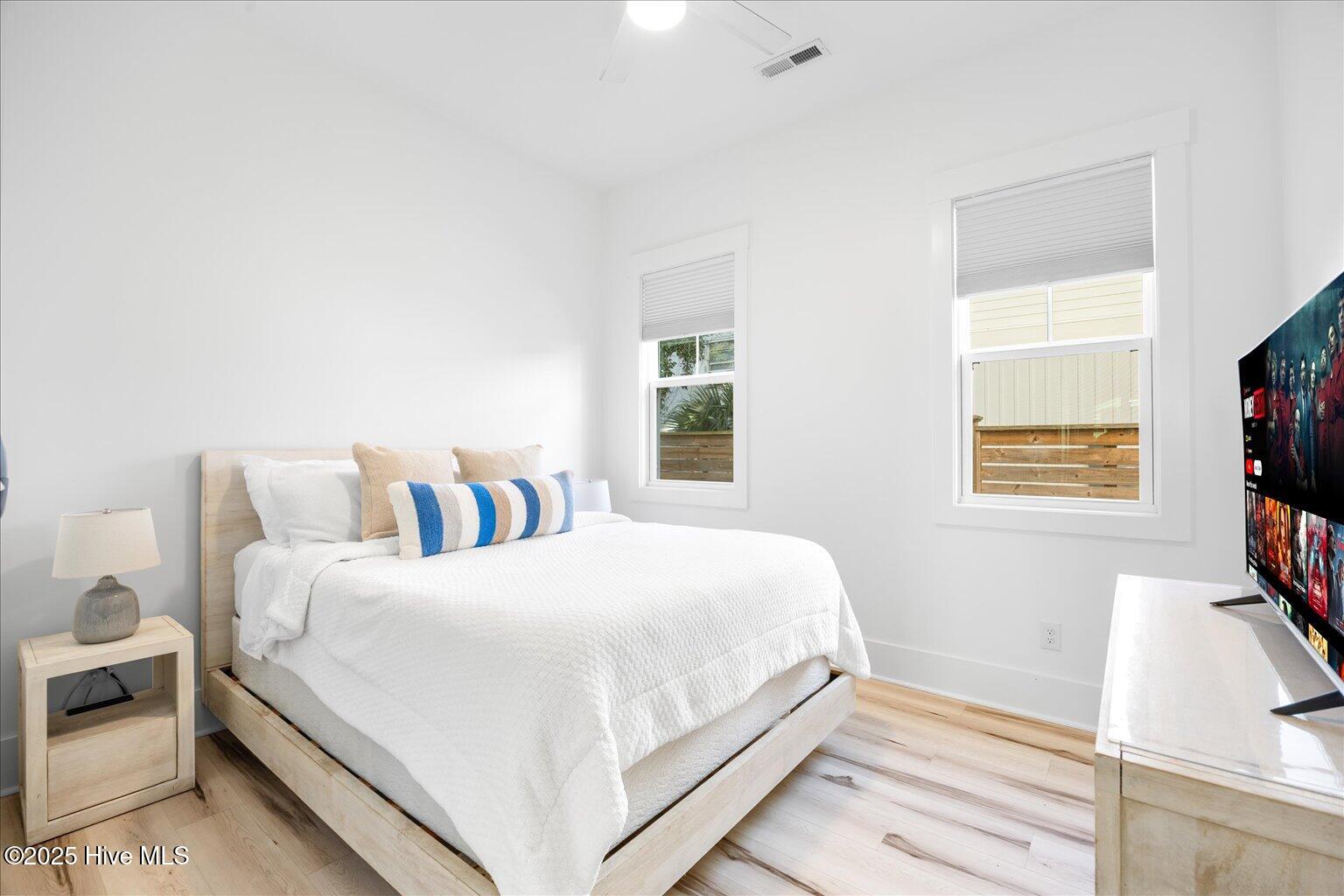 100544003 | Photo 38