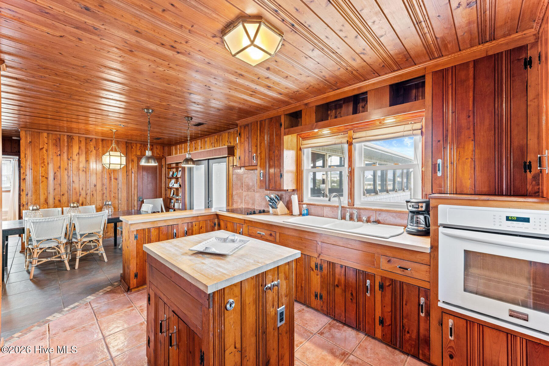 100550434 | Photo 12