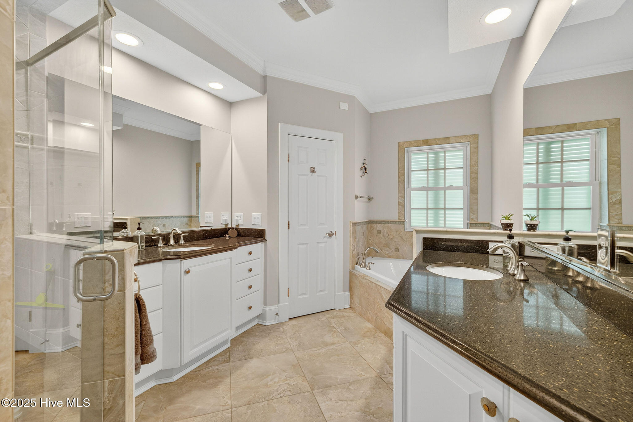 100537331 | Photo 23