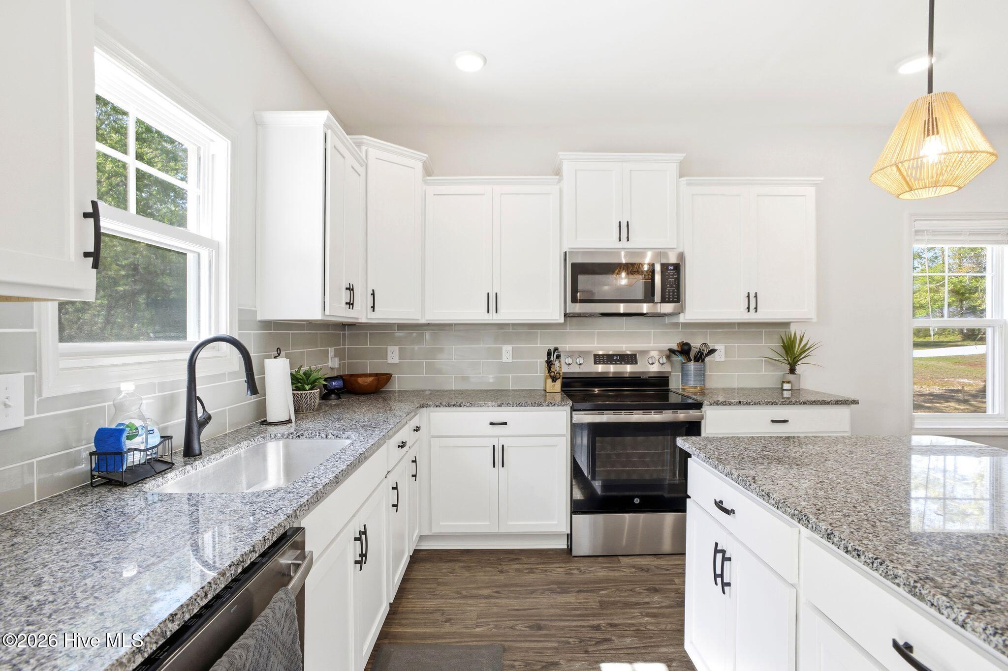 100568135 | Photo 25