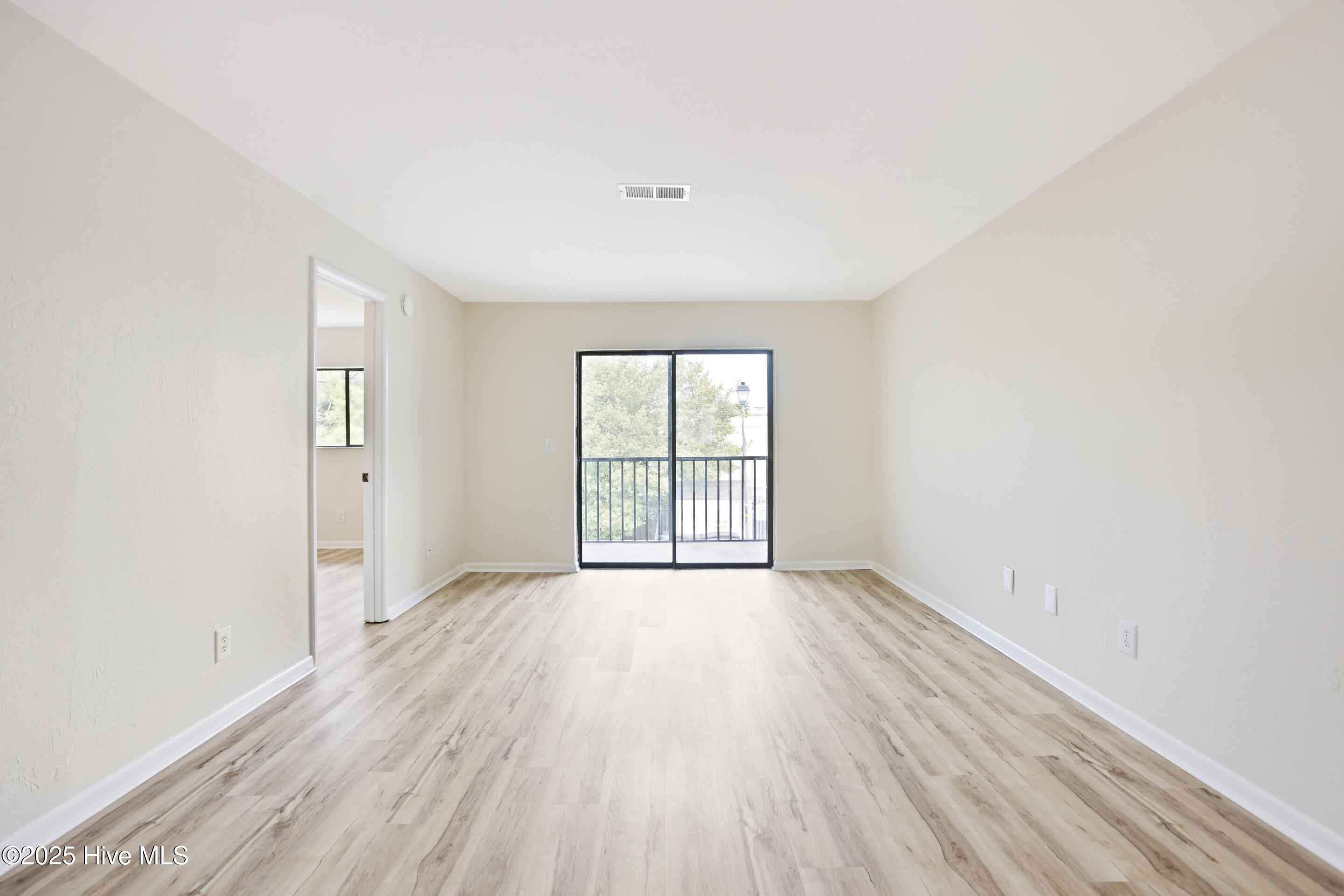 100537124 | Photo 11