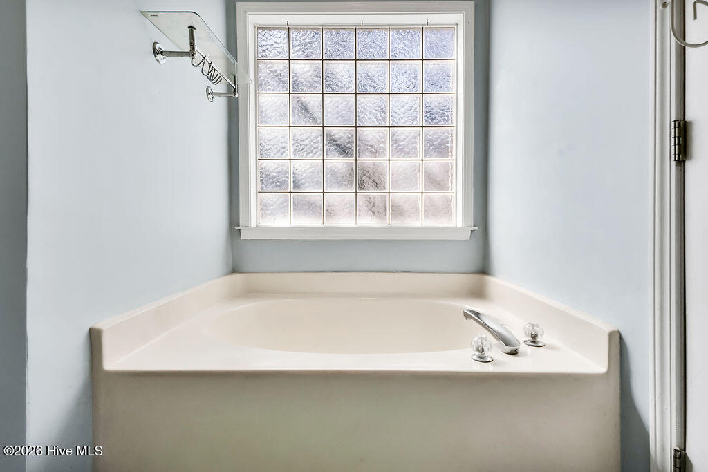 100560710 | Photo 30