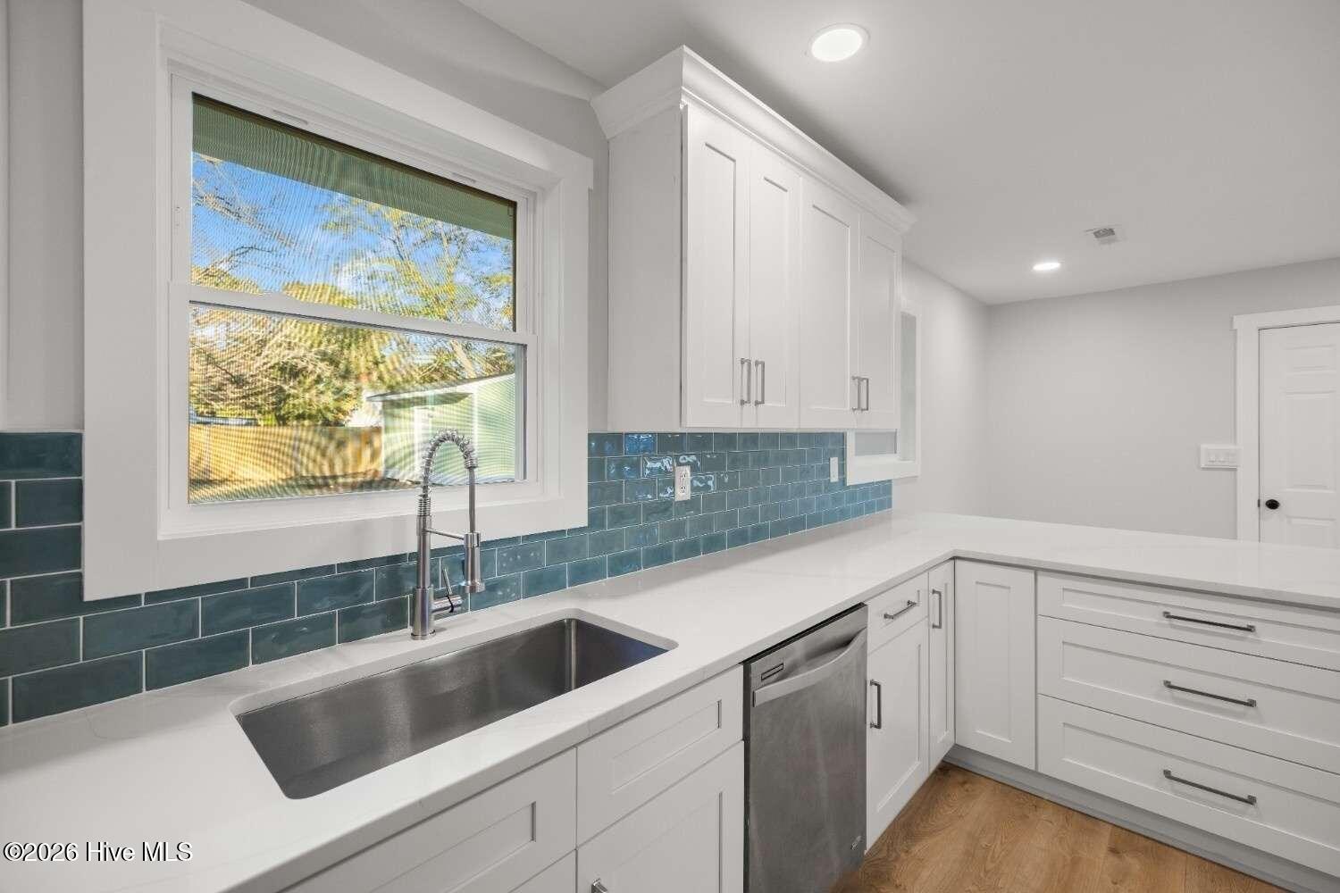 100549335 | Photo 12